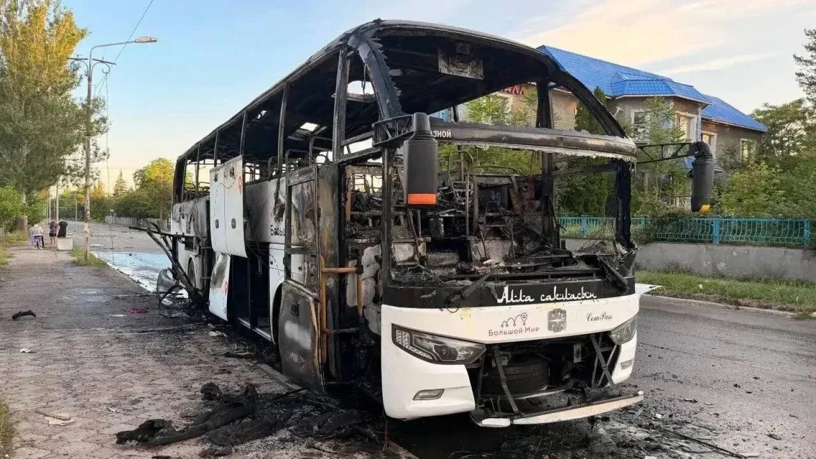 Autobuz lovit de o dronă în Ucraina, cu victime civile și pagube vizibile în urma atacului dronă Ucraina, autobuz lovit, victime civile. | sursa foto: Stiri pe Surse Autobuz lovit de o dronă în Ucraina, cu victime civile și pagube vizibile în urma atacului dronă Ucraina, autobuz lovit, victime civile. | sursa foto: Stiri pe Surse