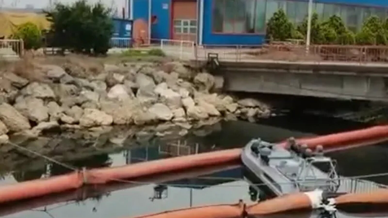 Vedere aeriană a Portului Constanța cu nave comerciale și infrastructură portuară, evidențiind securitatea Portul Constanța și riscurile criminalității organizate în infrastructura strategică Marea Neagră. | sursa foto: Stiri pe Surse Vedere aeriană a Portului Constanța cu nave comerciale și infrastructură portuară, evidențiind securitatea Portul Constanța și riscurile criminalității organizate în infrastructura strategică Marea Neagră. | sursa foto: Stiri pe Surse