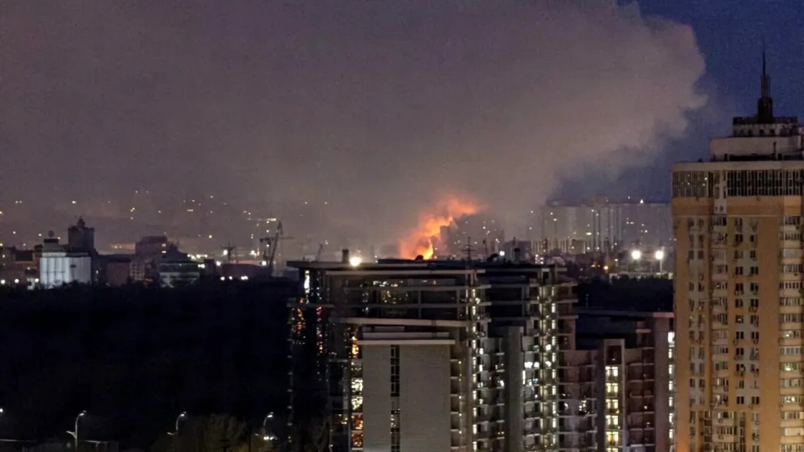Clădire avariată și pompieri intervenind după atac rachete Kiev, victime rănite și pagube materiale în districtul Dniprovskyi. | sursa foto: Stiri pe Surse Clădire avariată și pompieri intervenind după atac rachete Kiev, victime rănite și pagube materiale în districtul Dniprovskyi. | sursa foto: Stiri pe Surse