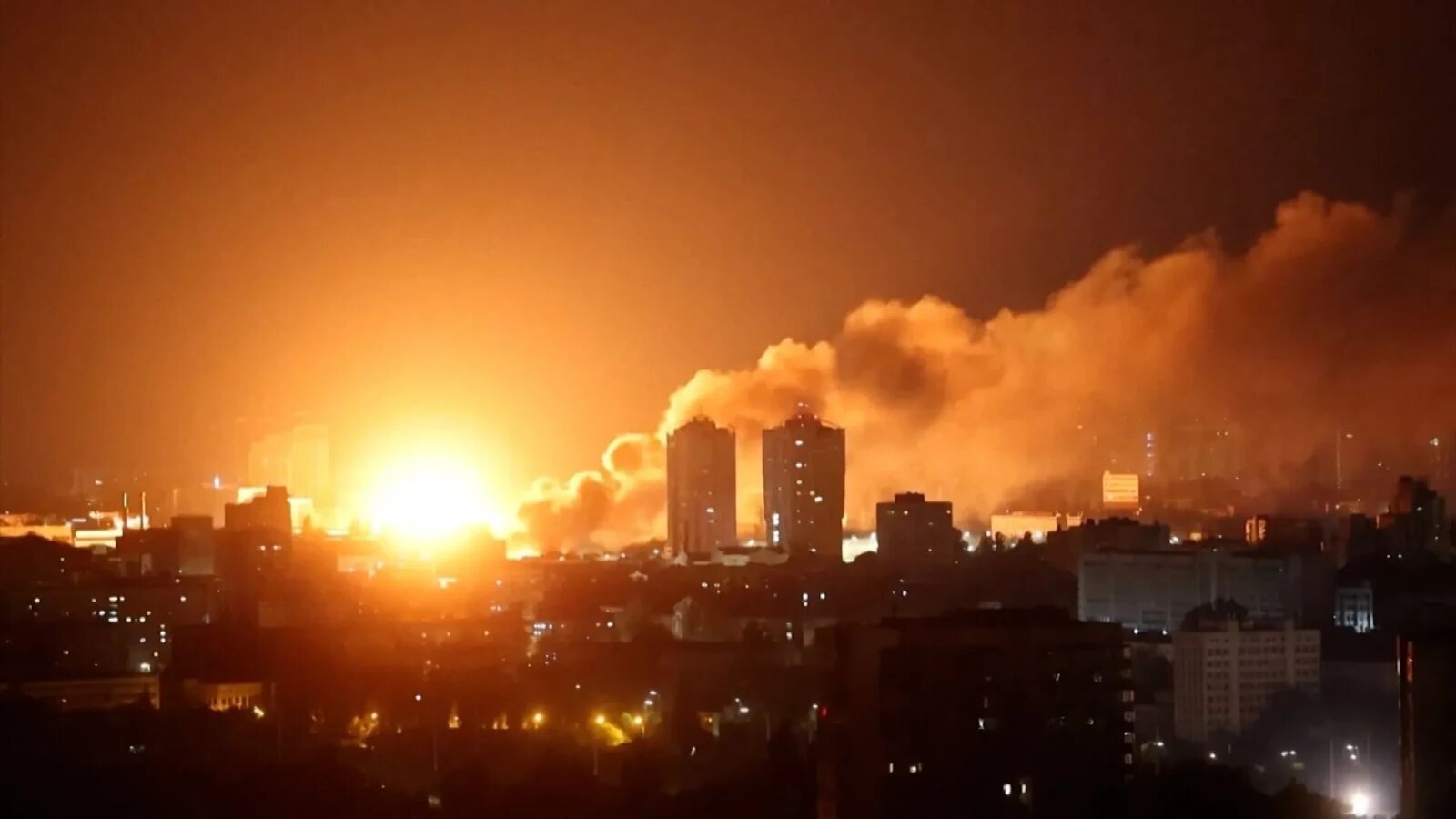 Coloană mare de fum și incendii în cartierul Podil din Kiev după atac Rusia Kiev, cu avertismente Zelenski pentru populație. | sursa foto: Stiri pe Surse Coloană mare de fum și incendii în cartierul Podil din Kiev după atac Rusia Kiev, cu avertismente Zelenski pentru populație. | sursa foto: Stiri pe Surse