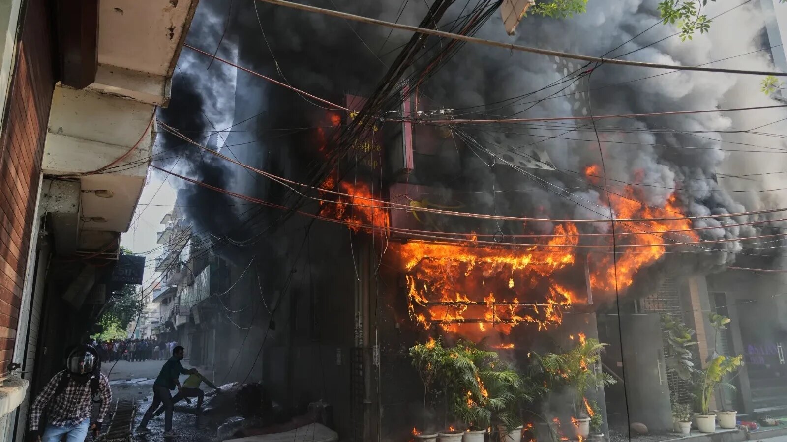 Fațada înnegrită a hotelului din New Delhi cu fum dens și intervenție pompieri la incendiu hotel New Delhi cu victime incendiu și evacuare rapidă. | sursa foto: Stiri pe Surse Fațada înnegrită a hotelului din New Delhi cu fum dens și intervenție pompieri la incendiu hotel New Delhi cu victime incendiu și evacuare rapidă. | sursa foto: Stiri pe Surse
