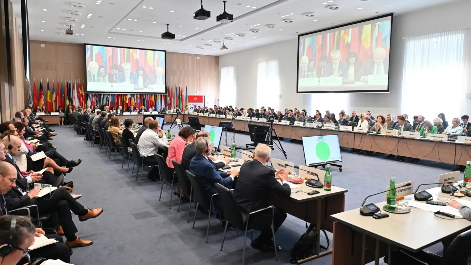 Reprezentanți OSCE în sala de conferințe discutând cazul incidentului Galați și responsabilitatea Rusiei susținută de 43 de state membre. | sursa foto: Stiri pe Surse Reprezentanți OSCE în sala de conferințe discutând cazul incidentului Galați și responsabilitatea Rusiei susținută de 43 de state membre. | sursa foto: Stiri pe Surse
