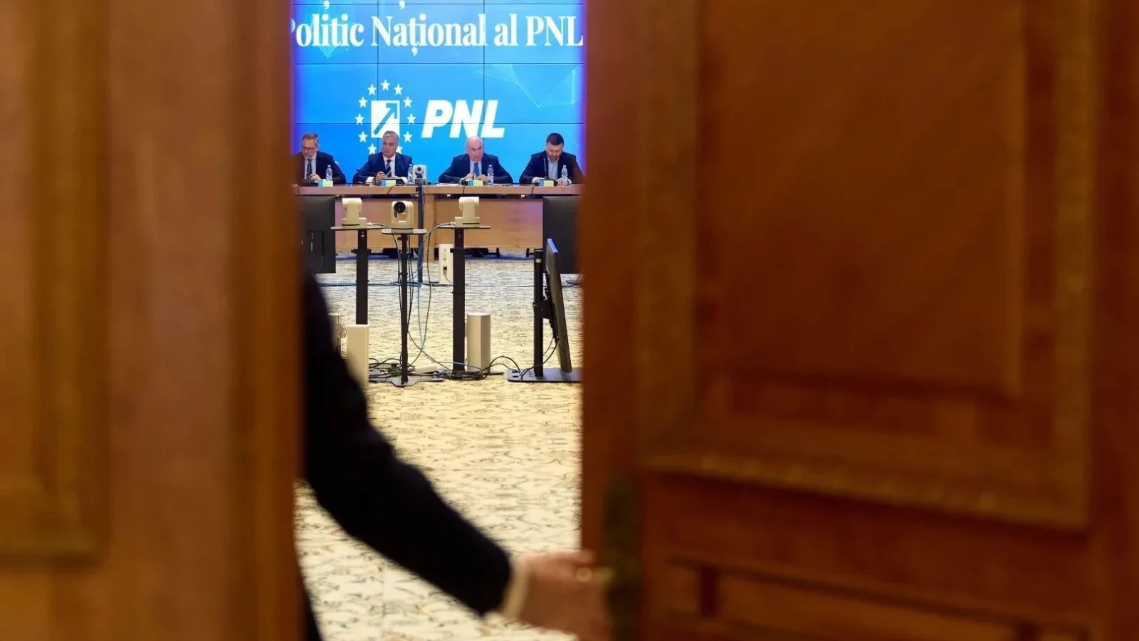 Siegfried Mureșan la Parlament, în contextul votului pentru Guvern și al alegerilor anticipate din România | sursa foto: Stiri pe Surse Siegfried Mureșan la Parlament, în contextul votului pentru Guvern și al alegerilor anticipate din România | sursa foto: Stiri pe Surse