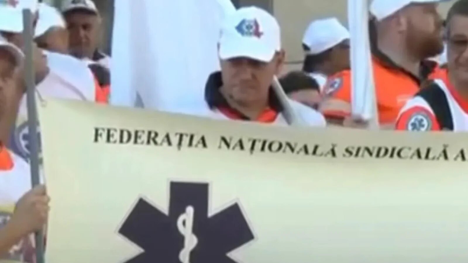 Angajați ai serviciului de ambulanță protestând în fața Ministerului Sănătății pentru legea salarizării și sporuri angajați ambulanță nemulțumiți de modificări. | sursa foto: Stiri pe Surse Angajați ai serviciului de ambulanță protestând în fața Ministerului Sănătății pentru legea salarizării și sporuri angajați ambulanță nemulțumiți de modificări. | sursa foto: Stiri pe Surse