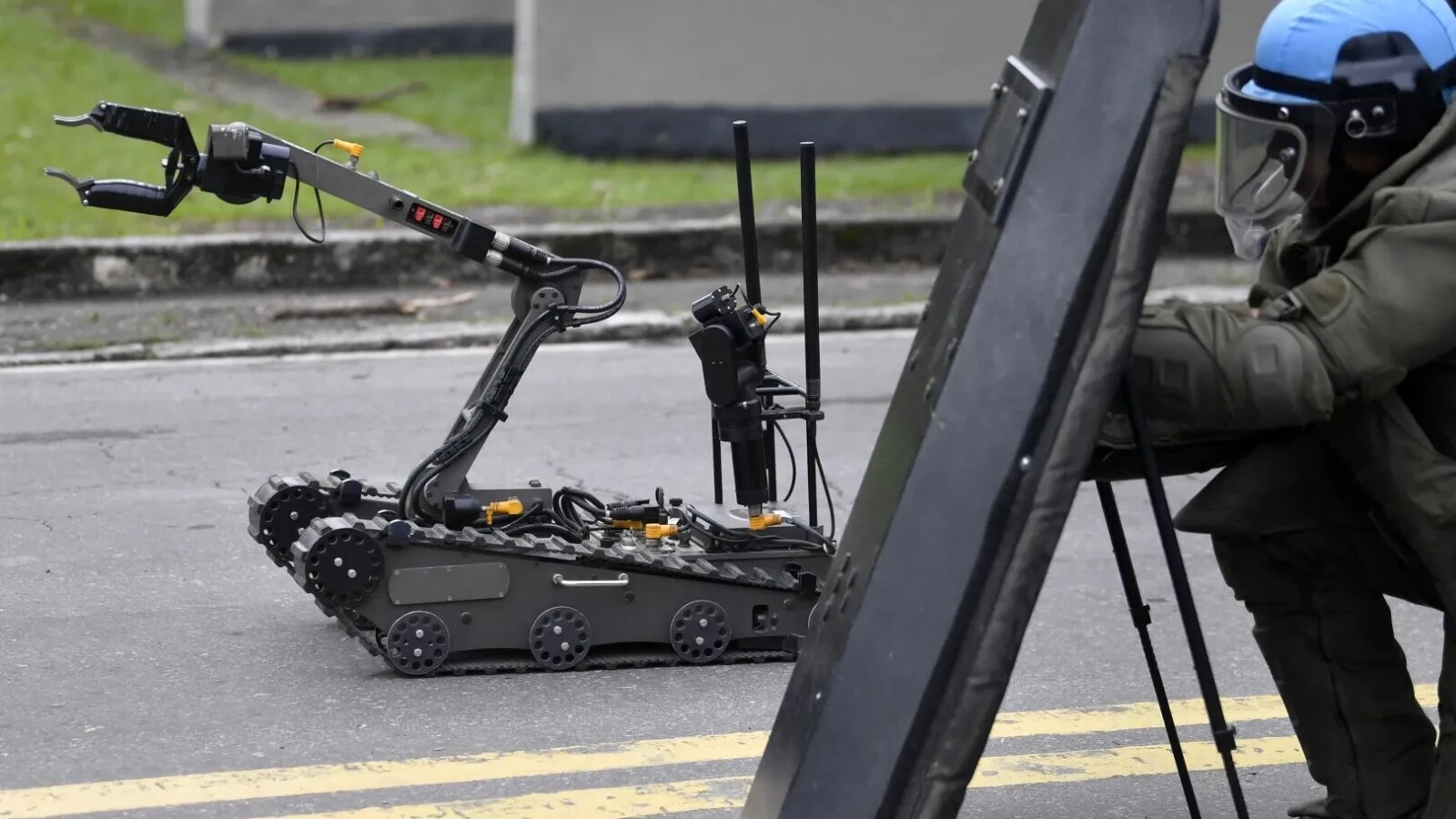 Roboți de luptă controlați de operatori umani în tranșeele din Ucraina, echipați cu inteligență artificială pentru război modern. | sursa foto: Stiri pe Surse Roboți de luptă controlați de operatori umani în tranșeele din Ucraina, echipați cu inteligență artificială pentru război modern. | sursa foto: Stiri pe Surse