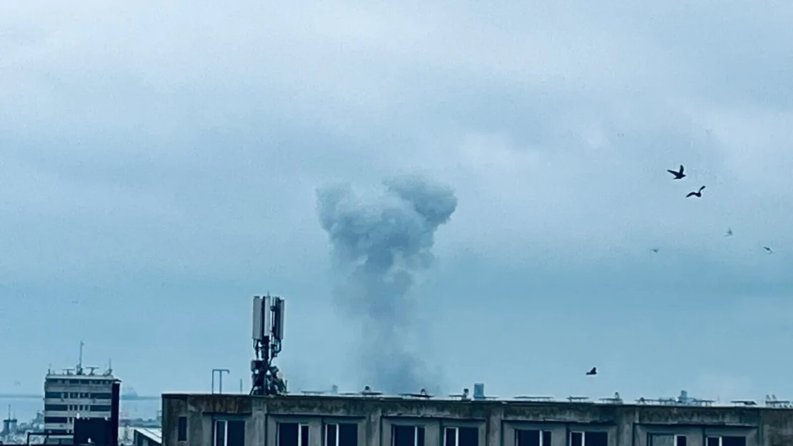 Dronă explozie Portul Constanța lângă sediul ARSVOM, echipe de intervenție Plan Roșu și securitate portuară în acțiune pe Digul de Nord. | sursa foto: Stiri pe Surse Dronă explozie Portul Constanța lângă sediul ARSVOM, echipe de intervenție Plan Roșu și securitate portuară în acțiune pe Digul de Nord. | sursa foto: Stiri pe Surse