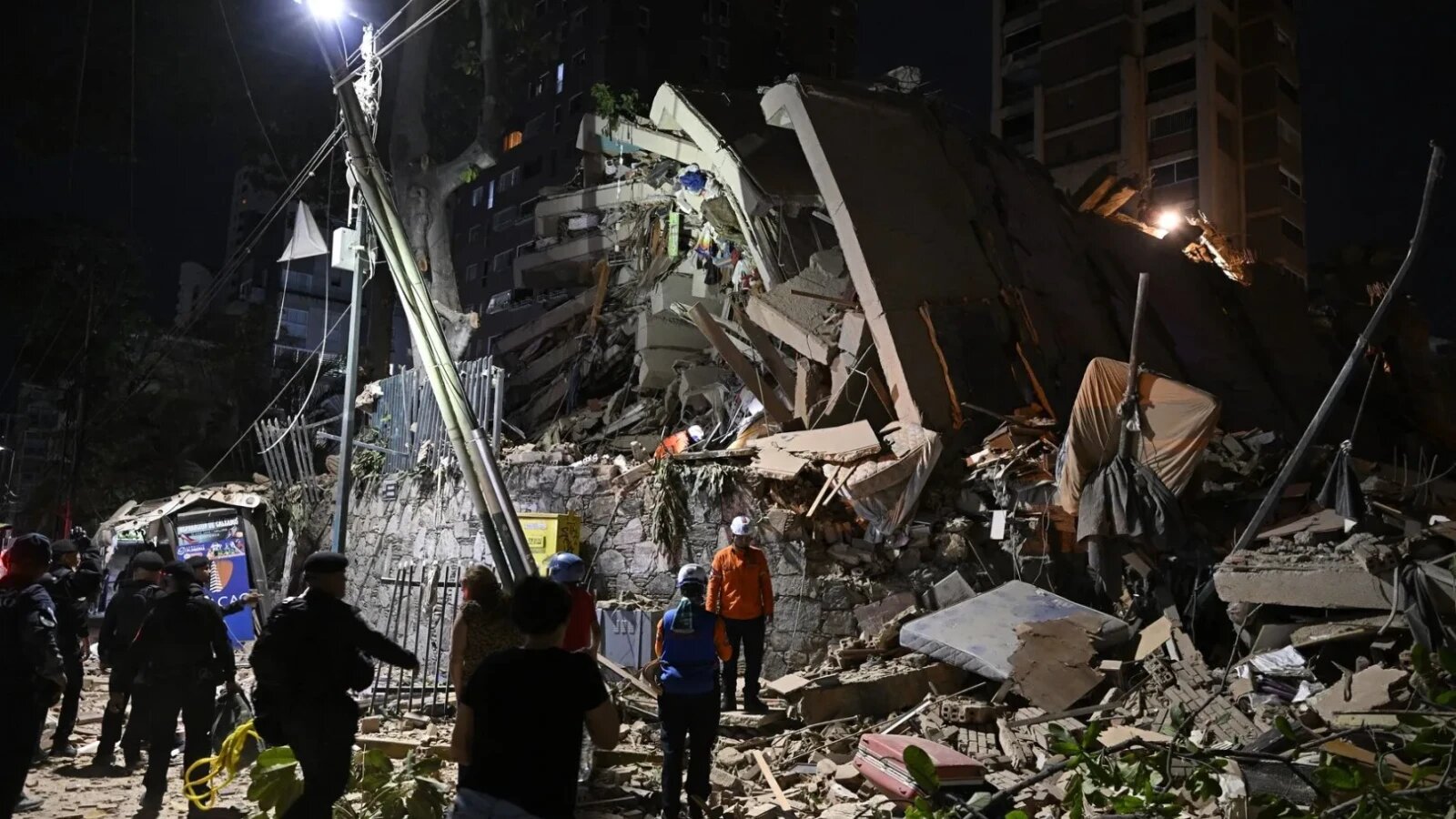 Ruinele clădirilor distruse în La Guaira după cutremure Venezuela, cu voluntari căutând supraviețuitori în criza sanitară și reconstrucție post-dezastru. | sursa foto: Stiri pe Surse Ruinele clădirilor distruse în La Guaira după cutremure Venezuela, cu voluntari căutând supraviețuitori în criza sanitară și reconstrucție post-dezastru. | sursa foto: Stiri pe Surse