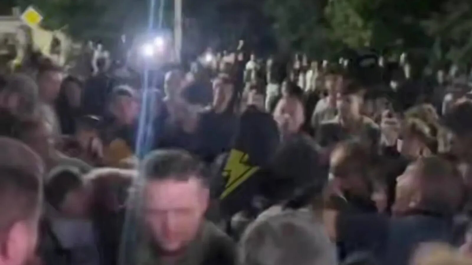 Localnici furioși blochează ofițerii de recrutare în Ucraina, răsturnând o mașină în timpul violențelor legate de mobilizarea generală. | sursa foto: Stiri pe Surse Localnici furioși blochează ofițerii de recrutare în Ucraina, răsturnând o mașină în timpul violențelor legate de mobilizarea generală. | sursa foto: Stiri pe Surse