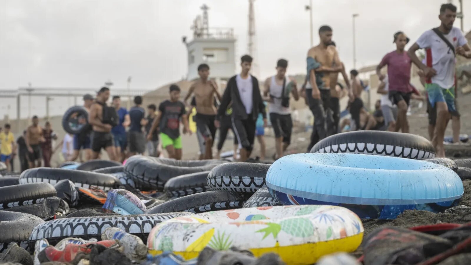 Mii de migranți marocani înotând spre țărmul din Ceuta, în contextul crizei migranți Ceuta și migrației ilegale în spațiul Schengen Europa. | sursa foto: Stiri pe Surse Mii de migranți marocani înotând spre țărmul din Ceuta, în contextul crizei migranți Ceuta și migrației ilegale în spațiul Schengen Europa. | sursa foto: Stiri pe Surse