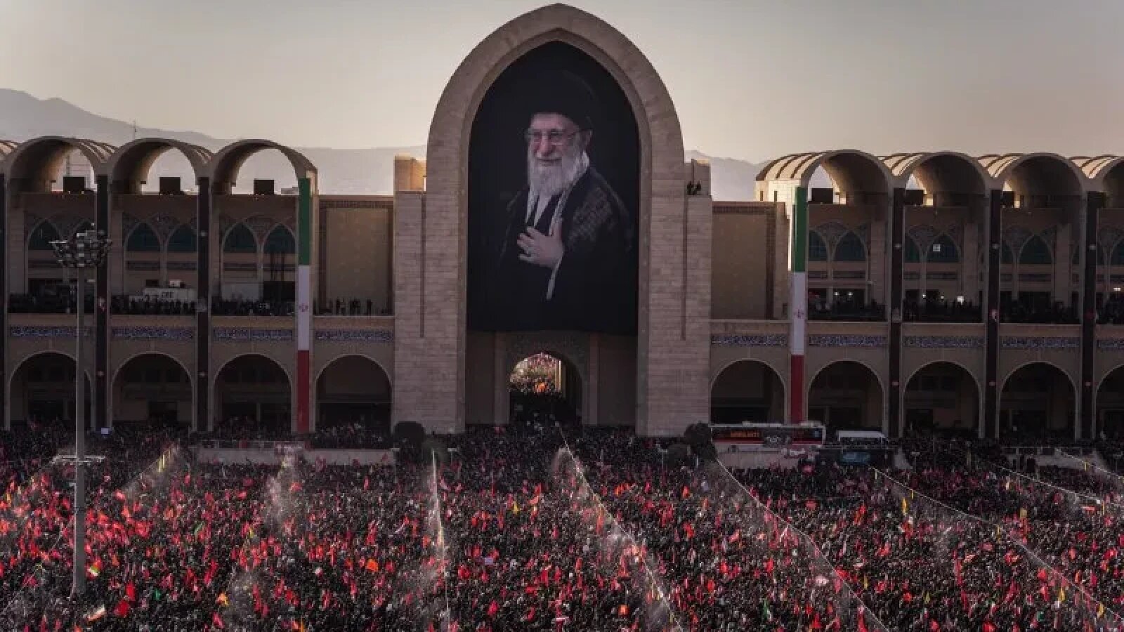 Sute de participanți la ritual lapidare Teheran aruncă pietre în portretul lui Donald Trump la funeralii Ali Khamenei, cu pancarte și steaguri iraniene, exprimând ostilitate și scandări antiamericane, în contextul anunțării unei recompense de 20 milioane de dolari pe capul fostului președinte american. | sursa foto: Stiri pe Surse Sute de participanți la ritual lapidare Teheran aruncă pietre în portretul lui Donald Trump la funeralii Ali Khamenei, cu pancarte și steaguri iraniene, exprimând ostilitate și scandări antiamericane, în contextul anunțării unei recompense de 20 milioane de dolari pe capul fostului președinte american. | sursa foto: Stiri pe Surse