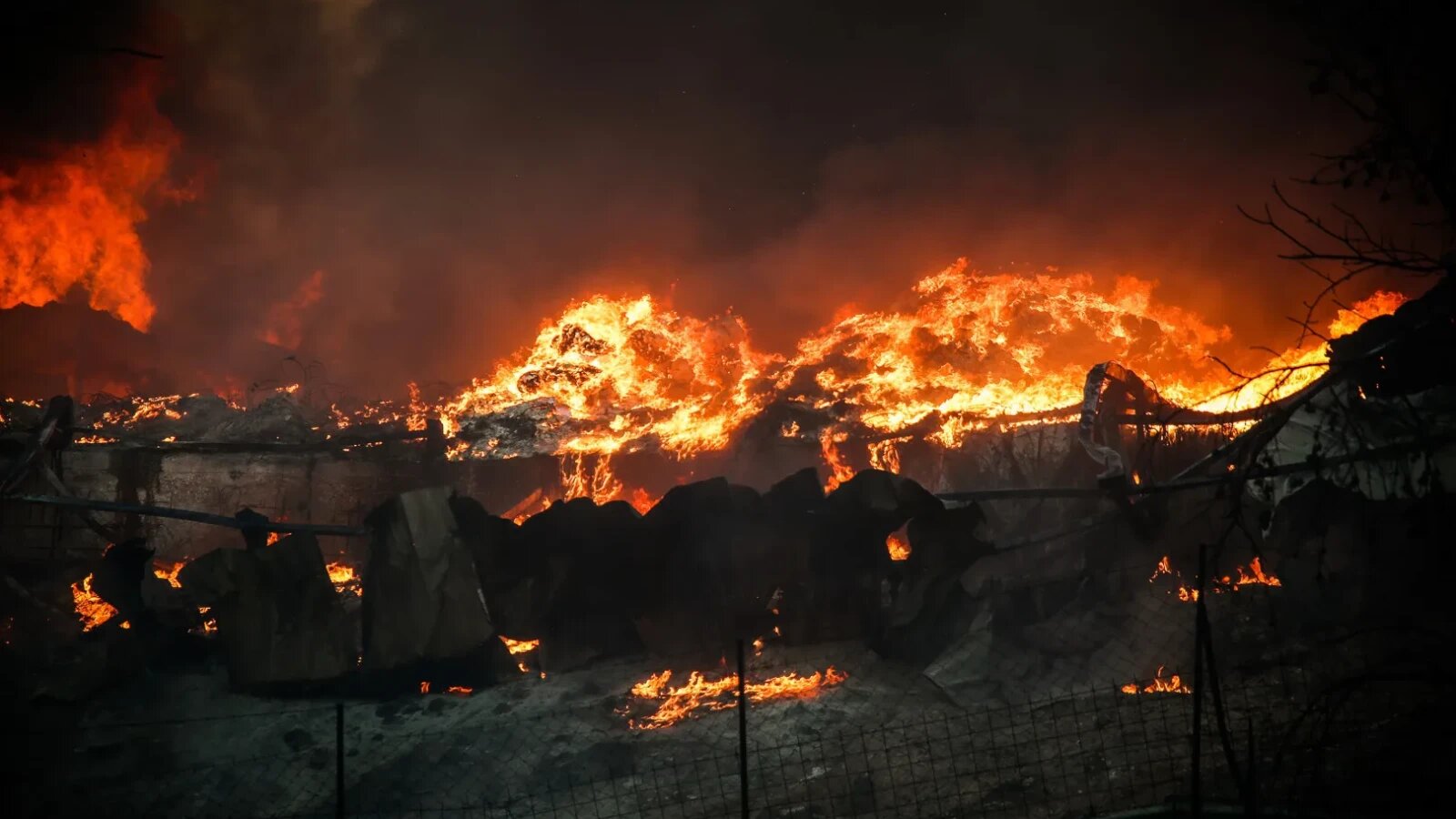 Coloană verticală de flăcări și fum ridicându-se dintr-un incendiu de vegetație intensificat de valul de căldură și tornade de foc în Europa. | sursa foto: Stiri pe Surse Coloană verticală de flăcări și fum ridicându-se dintr-un incendiu de vegetație intensificat de valul de căldură și tornade de foc în Europa. | sursa foto: Stiri pe Surse