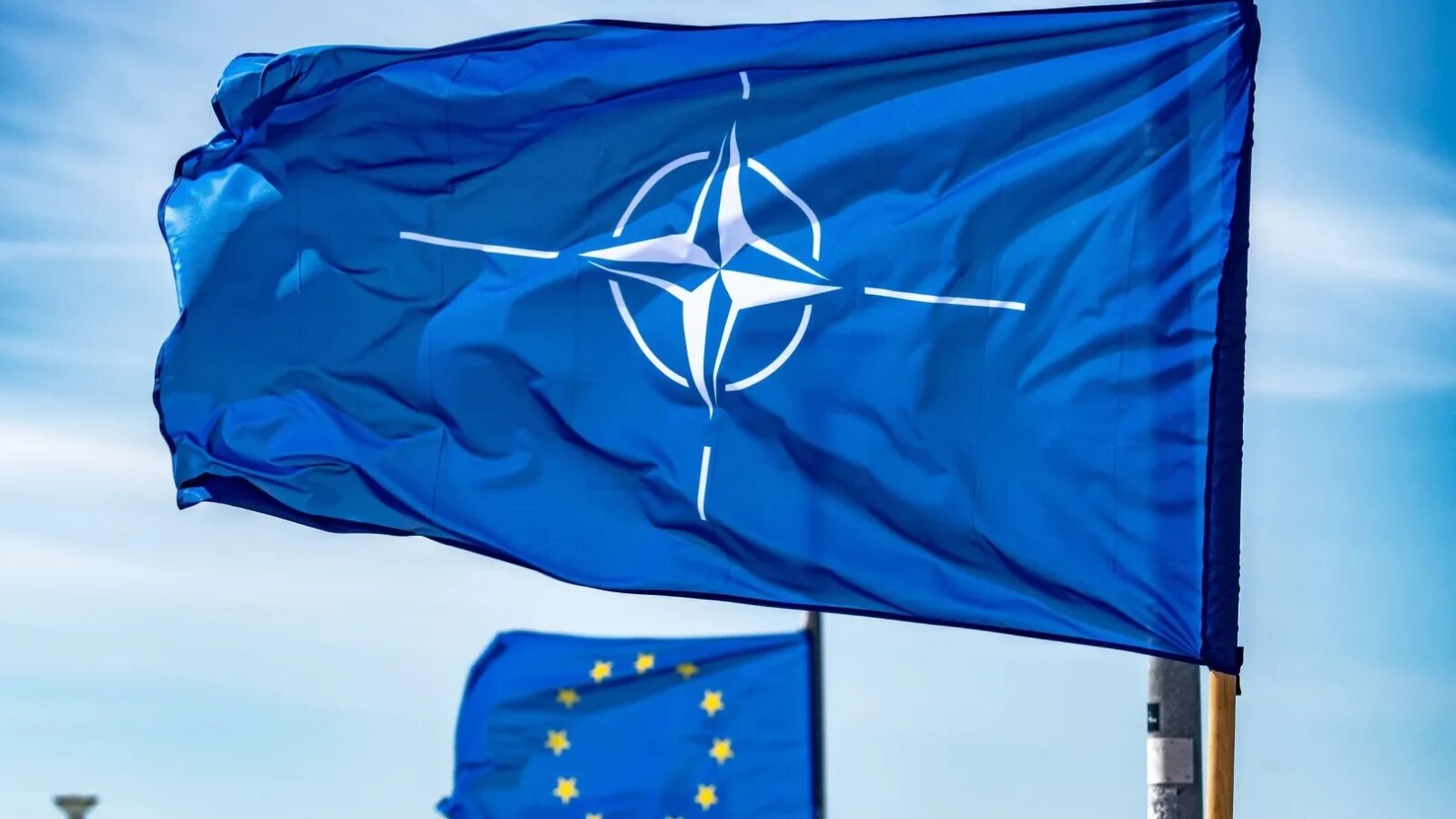 Soldați americani în echipament militar lângă tancuri Abrams în baza de la Kogălniceanu, simbol al retragerii militarilor americani și reorganizării NATO în Europa. | sursa foto: Stiri pe Surse Soldați americani în echipament militar lângă tancuri Abrams în baza de la Kogălniceanu, simbol al retragerii militarilor americani și reorganizării NATO în Europa. | sursa foto: Stiri pe Surse
