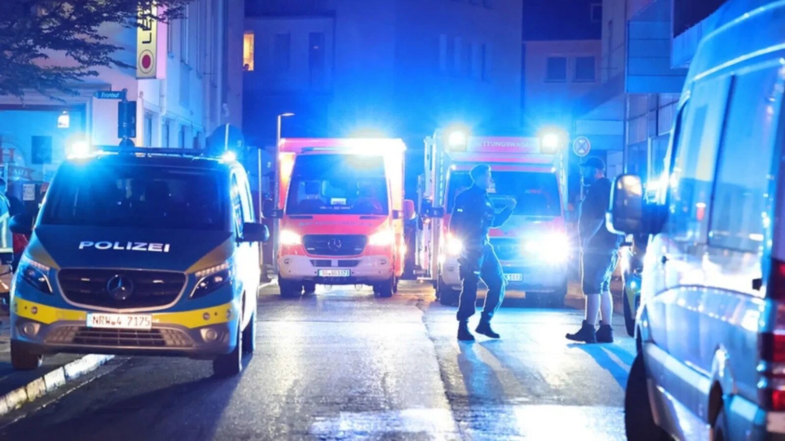 Mulțime adunată lângă Poarta Brandenburg în timpul Christopher Street Day, cu prezența poliției după incident Berlin cu atac cu mașina. | sursa foto: Stiri pe Surse Mulțime adunată lângă Poarta Brandenburg în timpul Christopher Street Day, cu prezența poliției după incident Berlin cu atac cu mașina. | sursa foto: Stiri pe Surse