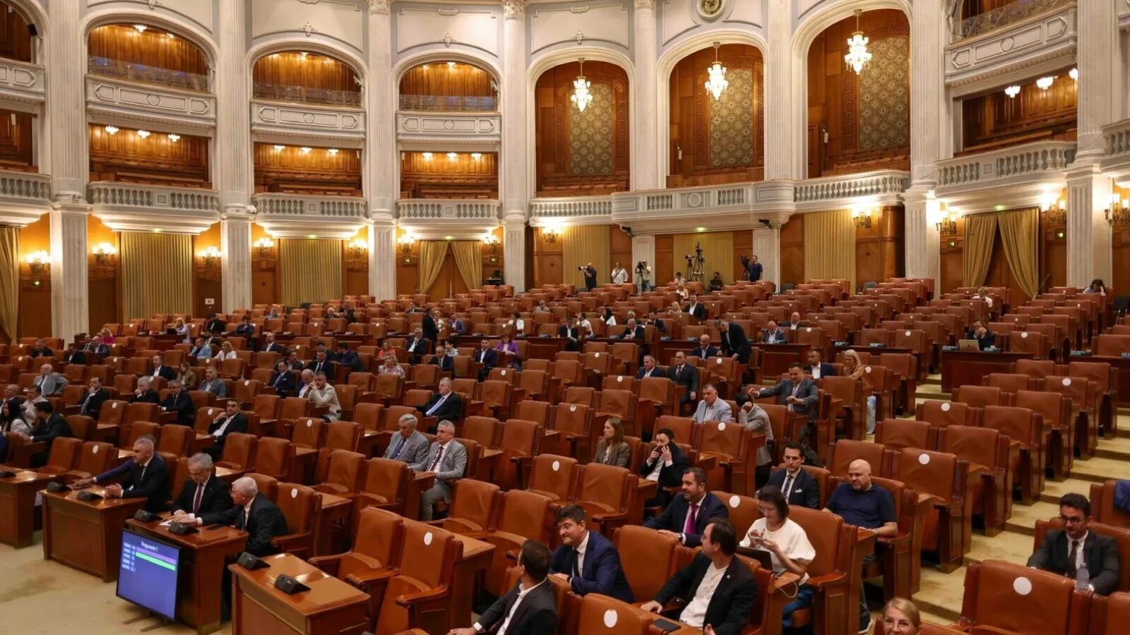 Senatori PACE votând împotriva operațiunii OMV privind gazele naturale, în timp ce AUR susține costul operațiunii de 2,433 miliarde euro. | sursa foto: Stiri pe Surse Senatori PACE votând împotriva operațiunii OMV privind gazele naturale, în timp ce AUR susține costul operațiunii de 2,433 miliarde euro. | sursa foto: Stiri pe Surse