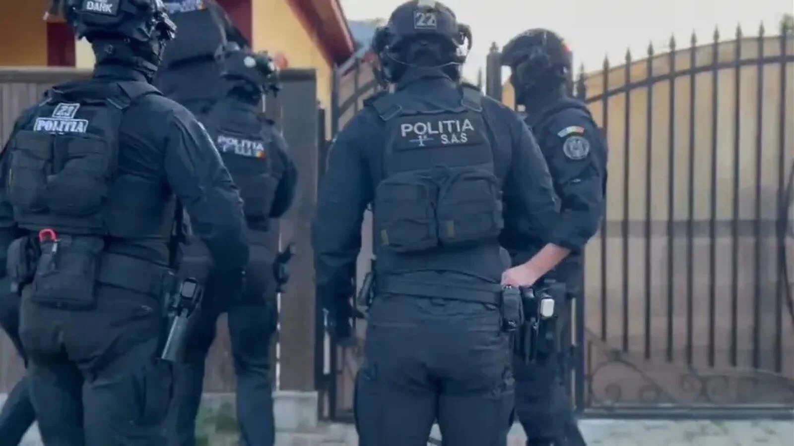 Mașini de poliție și ofițeri în fața unui sediu de firmă din Constanța, în timpul perchezițiilor din dosarul trafic influență al Parchetului General. | sursa foto: Stiri pe Surse Mașini de poliție și ofițeri în fața unui sediu de firmă din Constanța, în timpul perchezițiilor din dosarul trafic influență al Parchetului General. | sursa foto: Stiri pe Surse