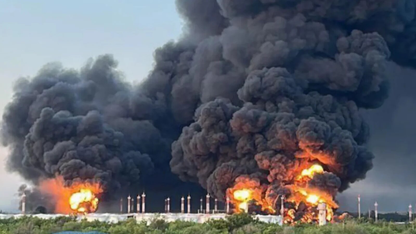 Incendiu puternic la rafinăria Novokuibîșevsk după atac drone Ucraina, cu fum dens și pagube vizibile, victime civile Rusia raportate. | sursa foto: Stiri pe Surse Incendiu puternic la rafinăria Novokuibîșevsk după atac drone Ucraina, cu fum dens și pagube vizibile, victime civile Rusia raportate. | sursa foto: Stiri pe Surse