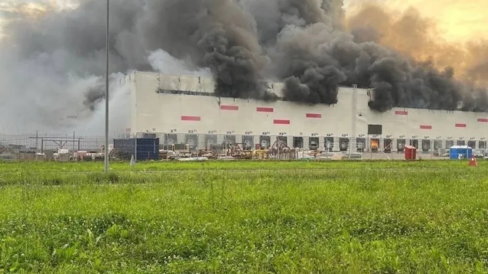 Incendiu la centre logistice din Riazan, Rusia, după atac Ucraina Rusia cu drone, afectând rafinărie și provocând penurie carburanți. | sursa foto: Stiri pe Surse Incendiu la centre logistice din Riazan, Rusia, după atac Ucraina Rusia cu drone, afectând rafinărie și provocând penurie carburanți. | sursa foto: Stiri pe Surse