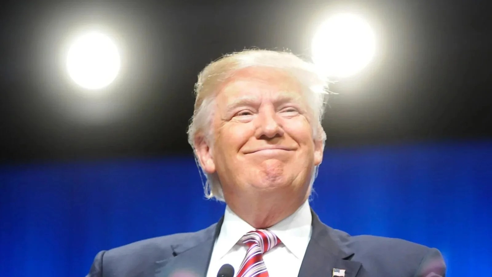 Donald Trump mesaj pe ecran, cu steagul Germaniei și simboluri politice, referindu-se la extrema dreaptă Germania în alegeri regionale | sursa foto: Stiri pe Surse Donald Trump mesaj pe ecran, cu steagul Germaniei și simboluri politice, referindu-se la extrema dreaptă Germania în alegeri regionale | sursa foto: Stiri pe Surse