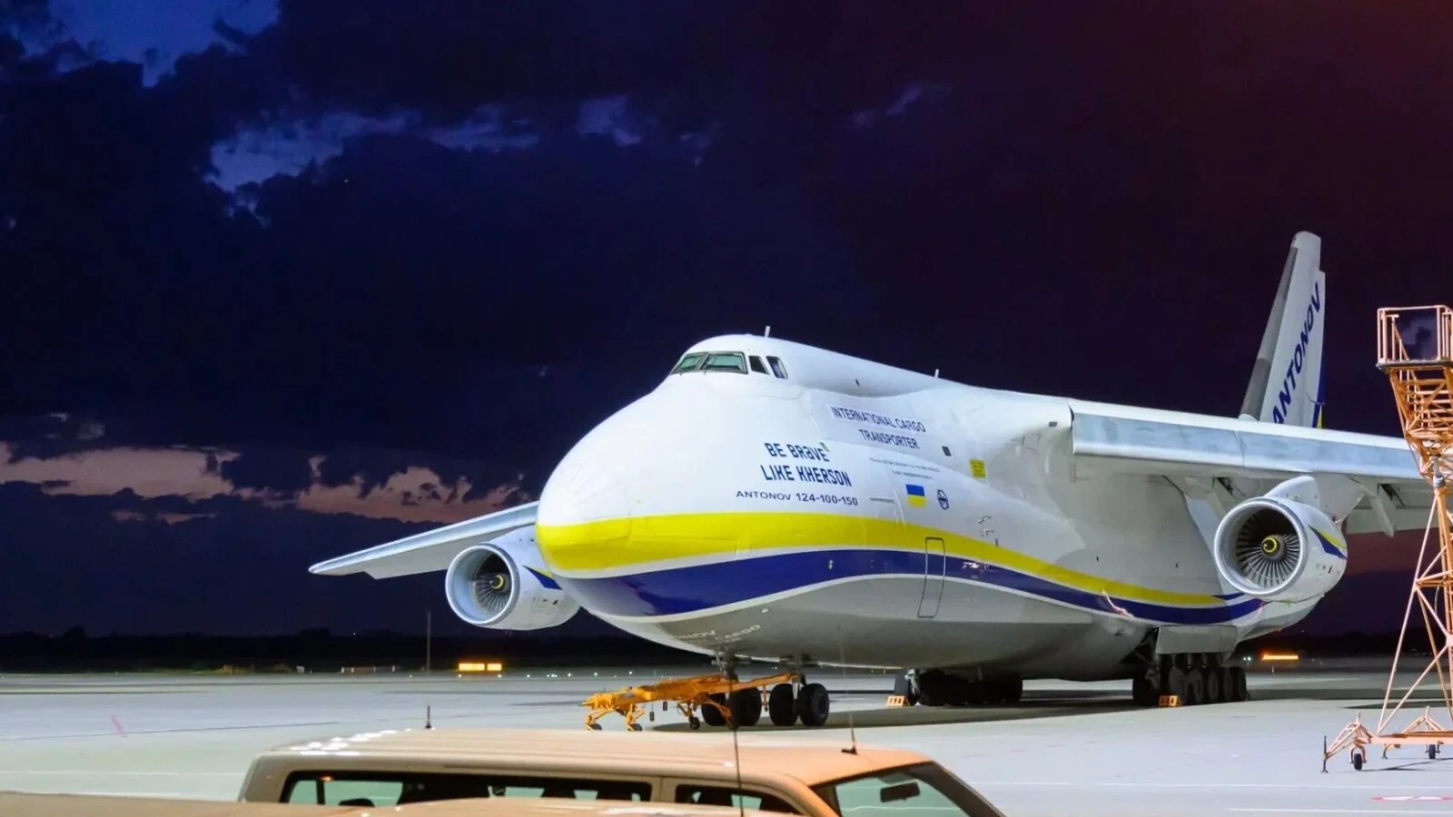 Dronă explozivi confiscată lângă avion Antonov în zona restricționată a aeroportului Leipzig/Halle, parte din apărarea anti-drone consolidată. | sursa foto: Stiri pe Surse Dronă explozivi confiscată lângă avion Antonov în zona restricționată a aeroportului Leipzig/Halle, parte din apărarea anti-drone consolidată. | sursa foto: Stiri pe Surse