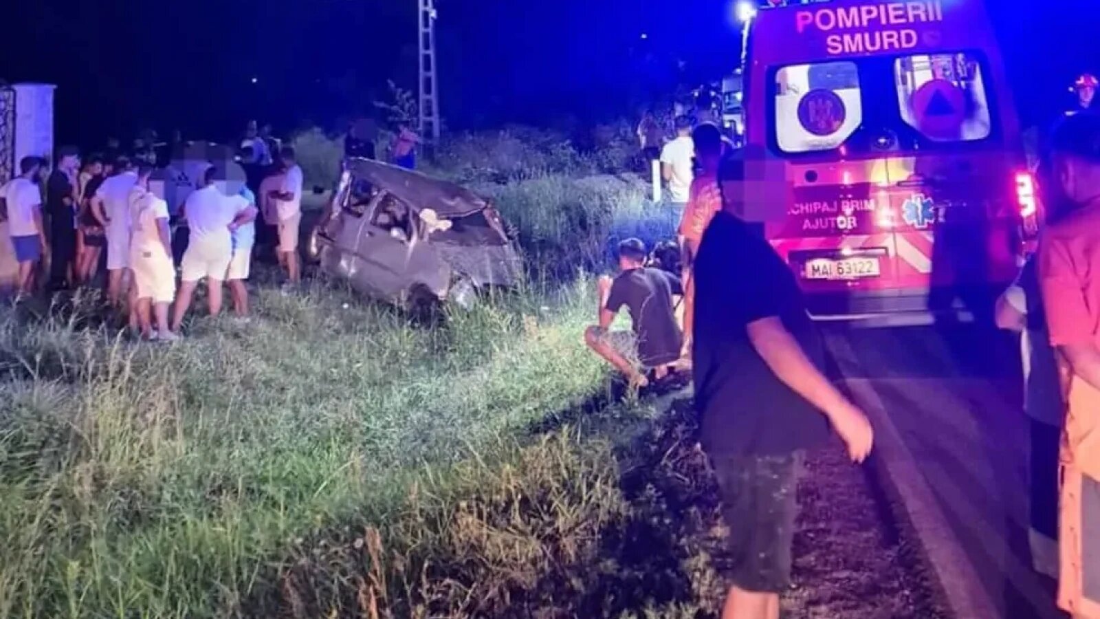 Autoturism răsturnat pe marginea DN 61 în Dâmbovița după accident mortal cu șofer fără permis și trei pietoni loviți pe carosabil. | sursa foto: Stiri pe Surse Autoturism răsturnat pe marginea DN 61 în Dâmbovița după accident mortal cu șofer fără permis și trei pietoni loviți pe carosabil. | sursa foto: Stiri pe Surse