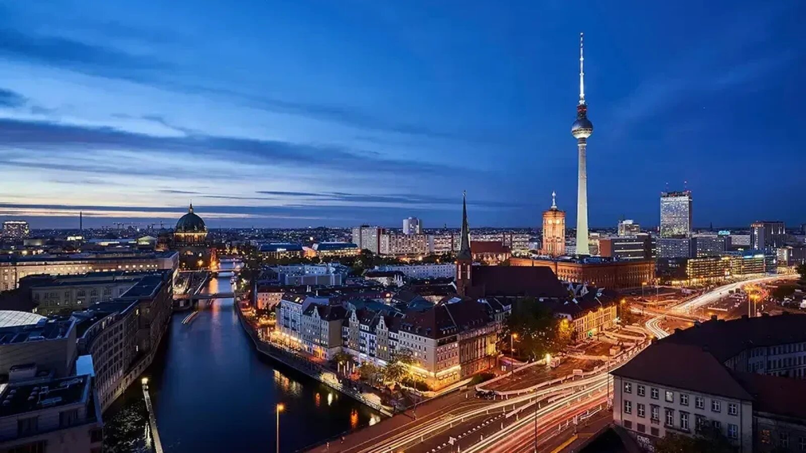 Protestatari în Berlin cu pancarte pentru expropriere apartamente în contextul crizei locuințelor Berlin și stânga radicală Germania în campanie electorală. | sursa foto: Stiri pe Surse Protestatari în Berlin cu pancarte pentru expropriere apartamente în contextul crizei locuințelor Berlin și stânga radicală Germania în campanie electorală. | sursa foto: Stiri pe Surse