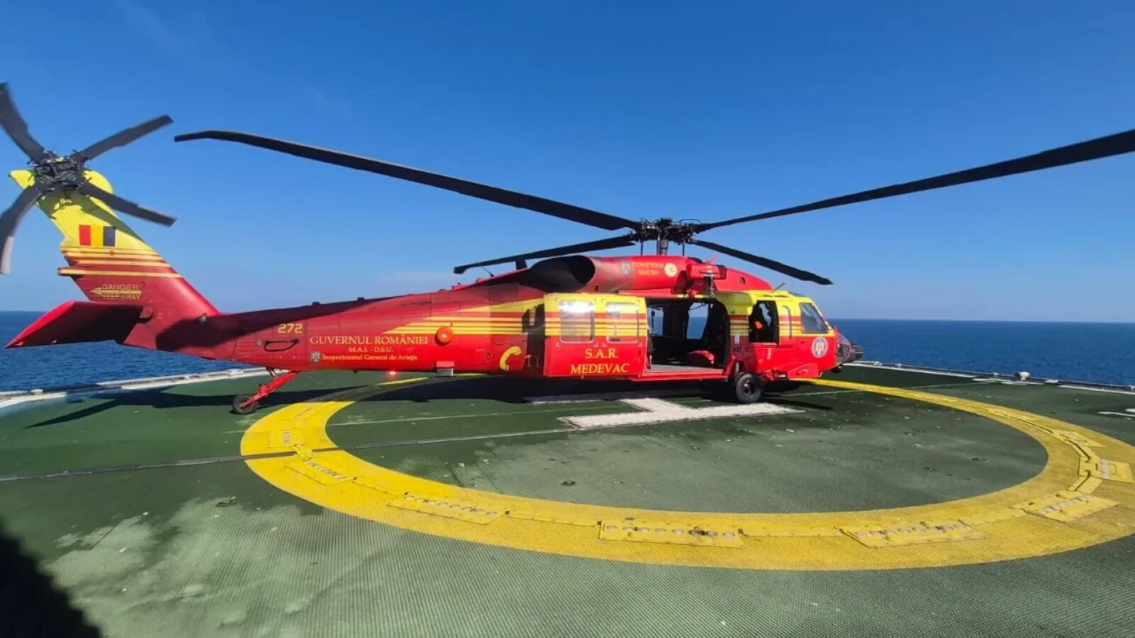 Elicopter Black Hawk aterizând pe platforma unei nave în zona Neptun Deep pentru evacuare medicală în Marea Neagră. | sursa foto: Stiri pe Surse Elicopter Black Hawk aterizând pe platforma unei nave în zona Neptun Deep pentru evacuare medicală în Marea Neagră. | sursa foto: Stiri pe Surse