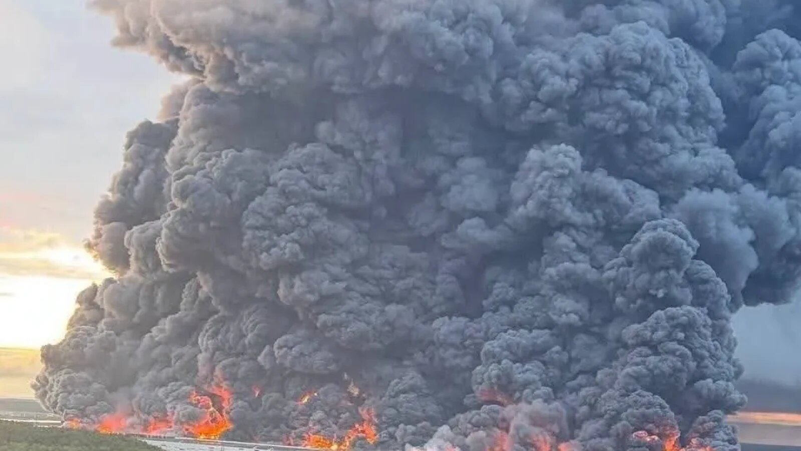Flăcări și fum dens la depozitul Wildberries din Koledino, afectat de atac Ucraina Rusia cu incendiu logistică Moscova. | sursa foto: Stiri pe Surse Flăcări și fum dens la depozitul Wildberries din Koledino, afectat de atac Ucraina Rusia cu incendiu logistică Moscova. | sursa foto: Stiri pe Surse