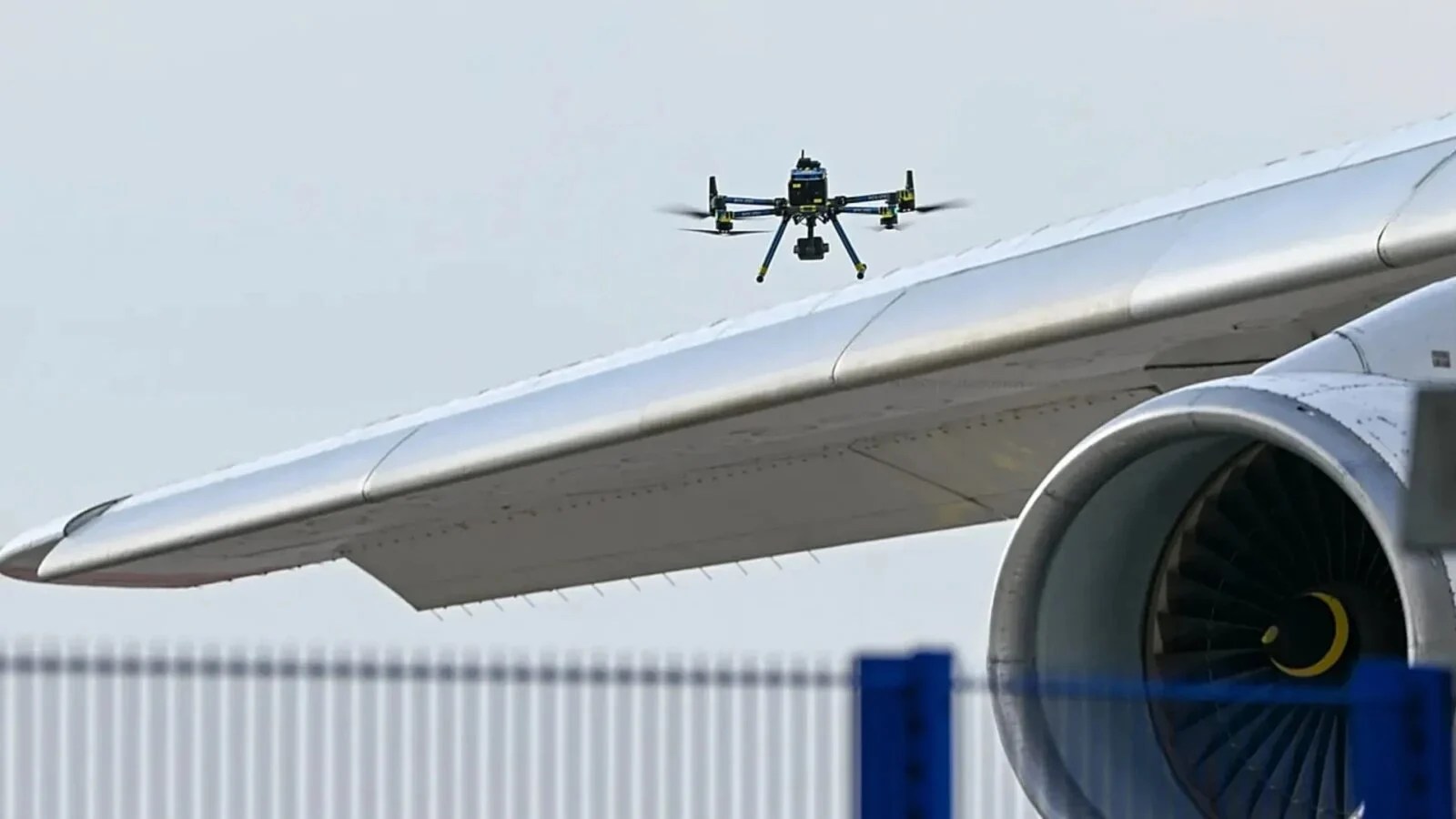 Dronă cu explozibil militar găsită lângă aeroportul Leipzig/Halle în ancheta privind atac dronă aeroport și coliziune avion dronă cargo DHL. | sursa foto: Stiri pe Surse Dronă cu explozibil militar găsită lângă aeroportul Leipzig/Halle în ancheta privind atac dronă aeroport și coliziune avion dronă cargo DHL. | sursa foto: Stiri pe Surse