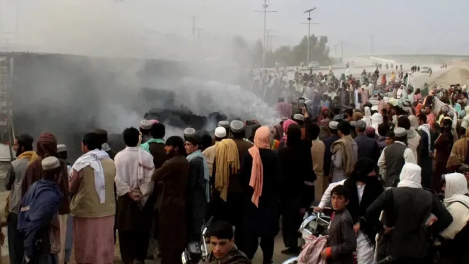 Mulțime de manifestanți la miting pentru pace în Kabal, Pakistan, după atentat sinucigaș Pakistan care a provocat victime și condamnări oficiale privind terorism Pakistan. | sursa foto: Stiri pe Surse Mulțime de manifestanți la miting pentru pace în Kabal, Pakistan, după atentat sinucigaș Pakistan care a provocat victime și condamnări oficiale privind terorism Pakistan. | sursa foto: Stiri pe Surse