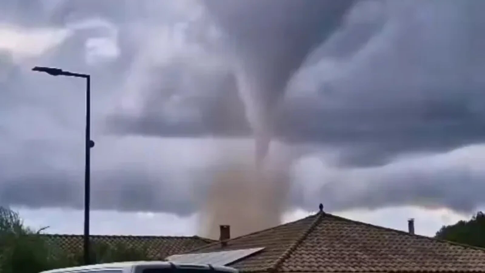 Case cu acoperișuri smulse și copaci căzuți în Pomas, Franța, după tornadă, cu echipe de intervenții salvare la fața locului | sursa foto: Stiri pe Surse Case cu acoperișuri smulse și copaci căzuți în Pomas, Franța, după tornadă, cu echipe de intervenții salvare la fața locului | sursa foto: Stiri pe Surse