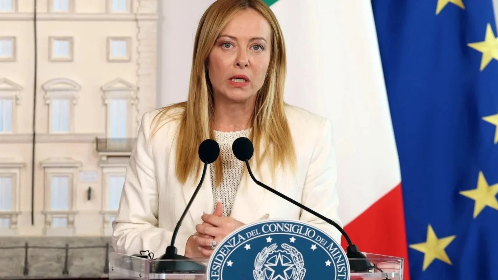 Premierul Giorgia Meloni prezentând propunerea de lege pentru elevi străini în Italia, privind integrarea școlară și interzicerea burka în școli. | sursa foto: Stiri pe Surse Premierul Giorgia Meloni prezentând propunerea de lege pentru elevi străini în Italia, privind integrarea școlară și interzicerea burka în școli. | sursa foto: Stiri pe Surse