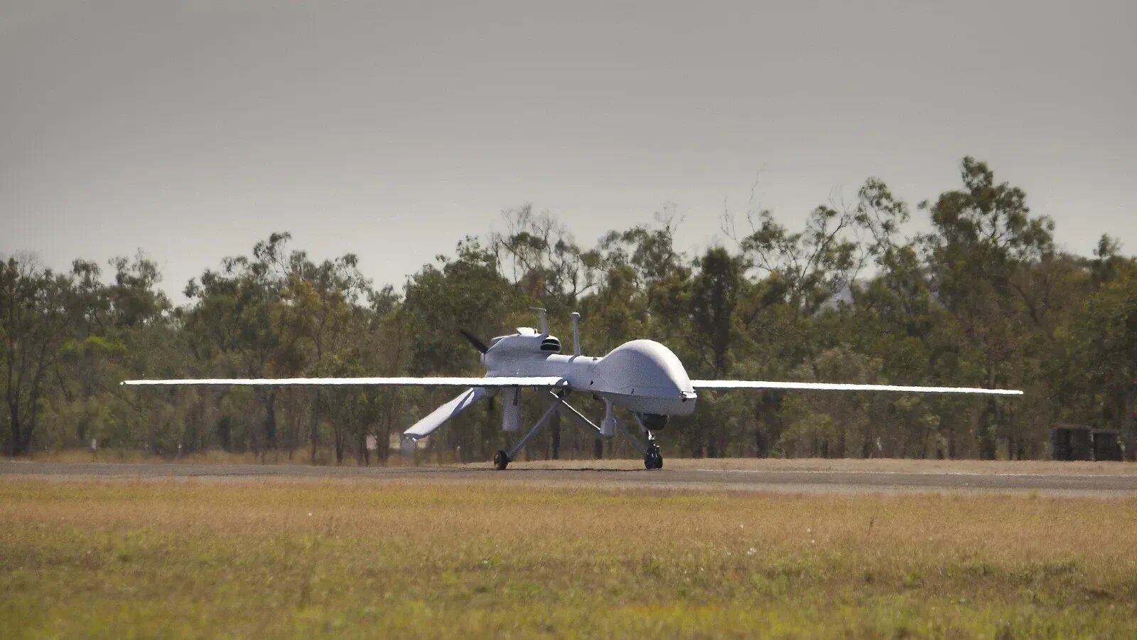 Sistem militar autonom cu Inteligență Artificială militară analizând ținte, sub supravegherea controlului uman conform dreptului internațional umanitar. | sursa foto: Stiri pe Surse Sistem militar autonom cu Inteligență Artificială militară analizând ținte, sub supravegherea controlului uman conform dreptului internațional umanitar. | sursa foto: Stiri pe Surse