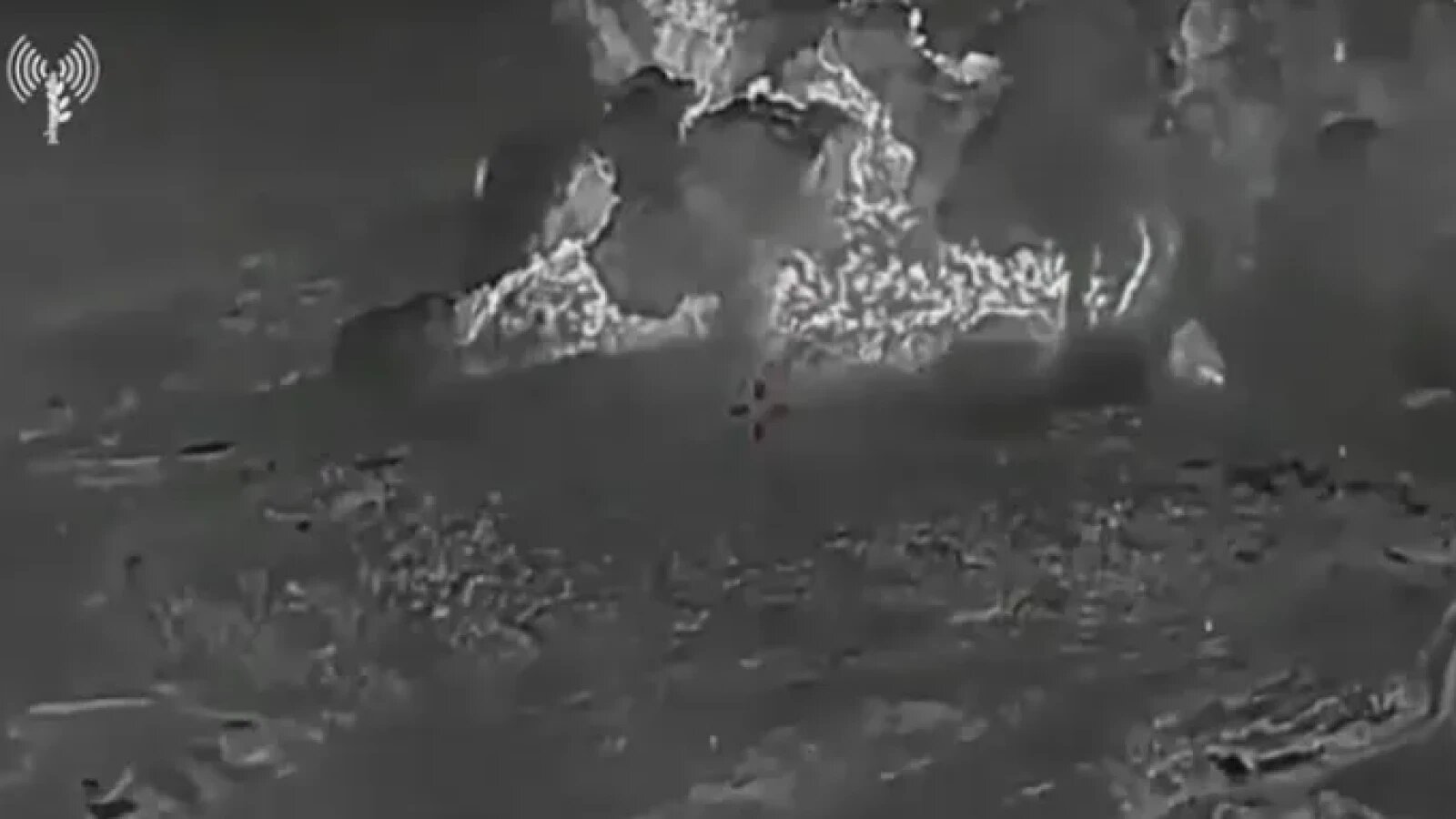 Minge de foc uriașă ridicându-se deasupra muntelui după distrugere complex subteran și tuneluri Hezbollah în operațiune militară Israel. | sursa foto: Stiri pe Surse Minge de foc uriașă ridicându-se deasupra muntelui după distrugere complex subteran și tuneluri Hezbollah în operațiune militară Israel. | sursa foto: Stiri pe Surse