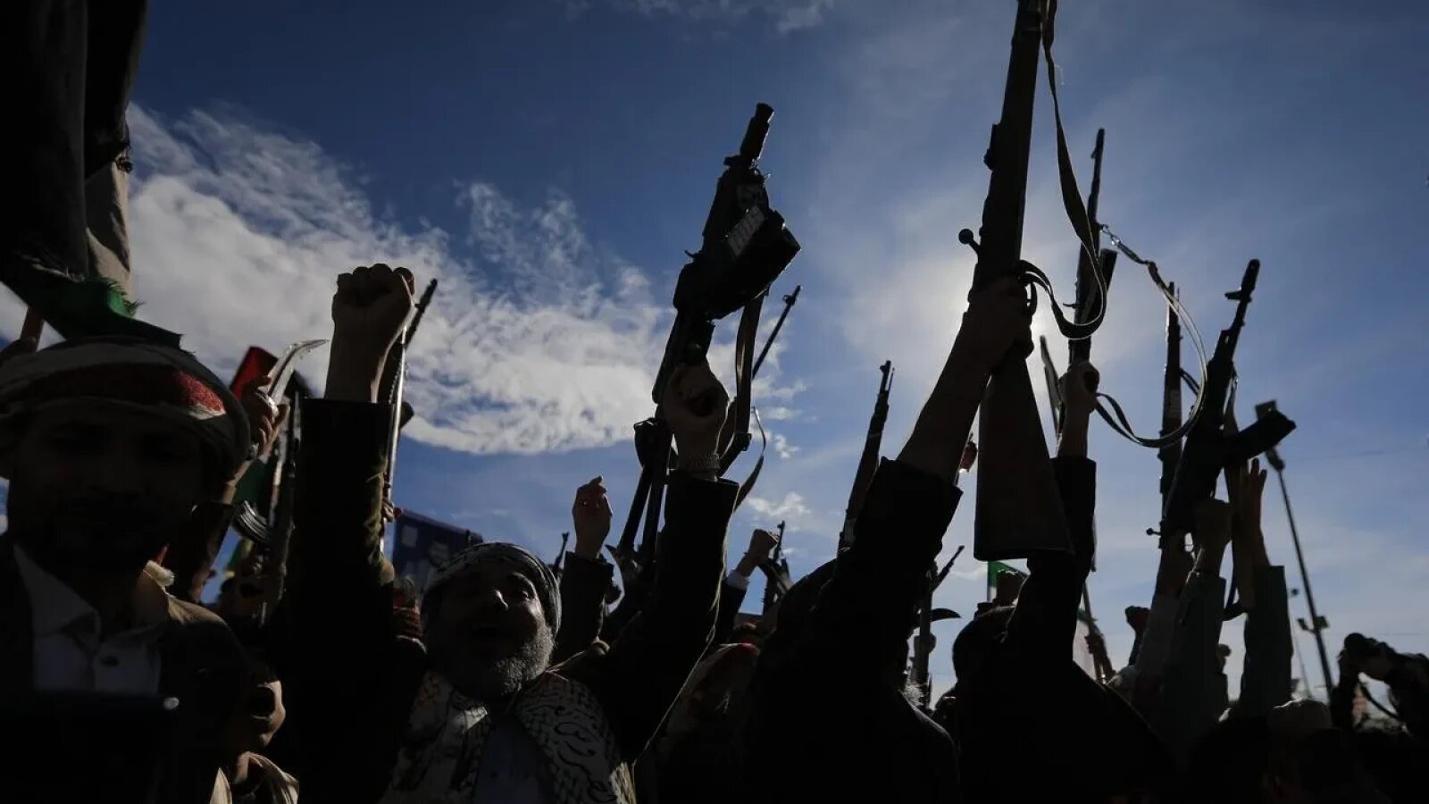 Houthii Yemen patrulează coasta sud-vestică lângă strâmtoarea Bab al-Mandab, reflectând conflictul regional din Orientul Mijlociu. | sursa foto: Stiri pe Surse Houthii Yemen patrulează coasta sud-vestică lângă strâmtoarea Bab al-Mandab, reflectând conflictul regional din Orientul Mijlociu. | sursa foto: Stiri pe Surse