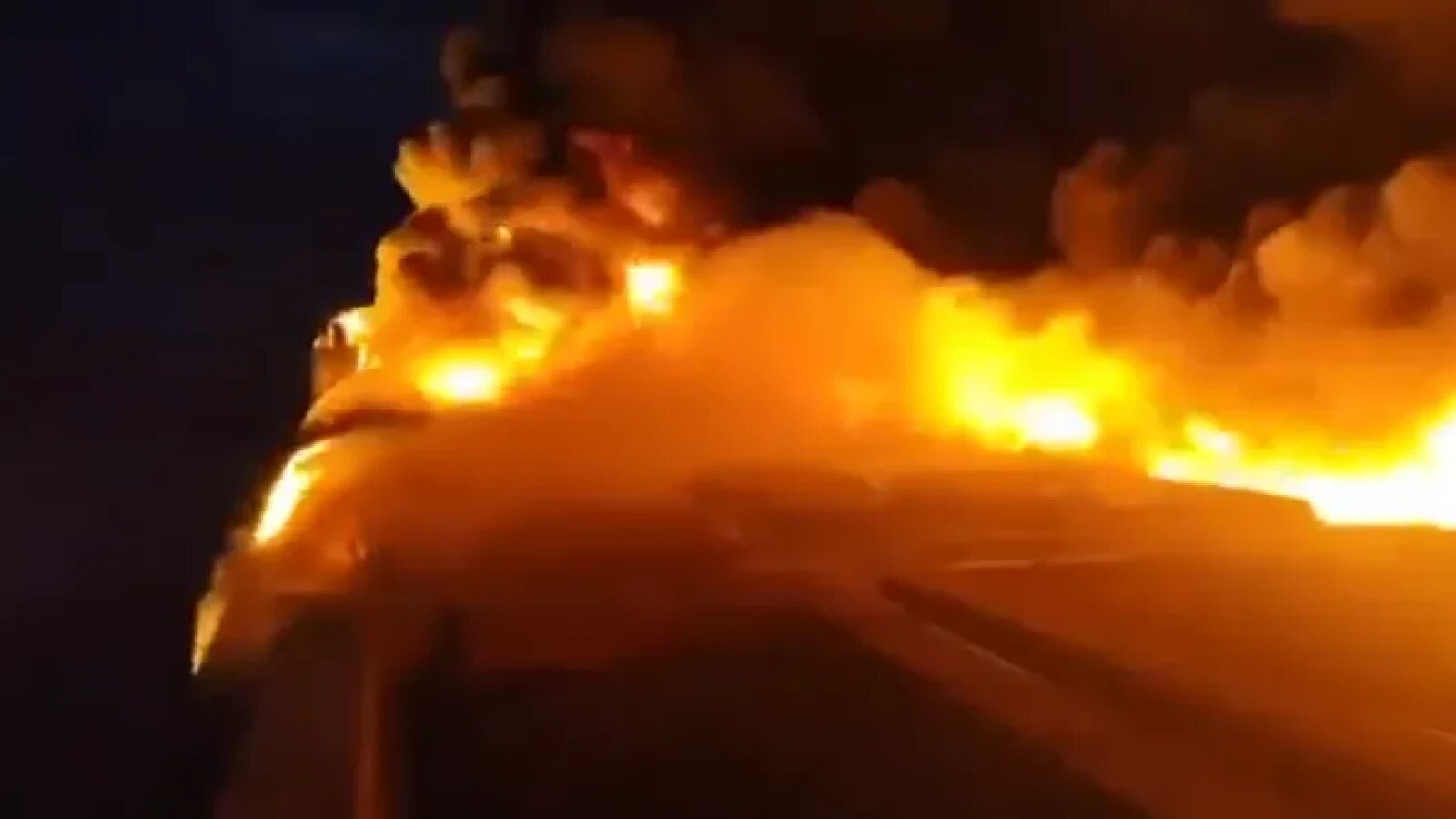 Feribot MV June Aster cuprins de flăcări în largul coastelor Palawan, echipe de salvare în operațiuni pentru persoane dispărute după incendiu feribot. | sursa foto: Stiri pe Surse Feribot MV June Aster cuprins de flăcări în largul coastelor Palawan, echipe de salvare în operațiuni pentru persoane dispărute după incendiu feribot. | sursa foto: Stiri pe Surse