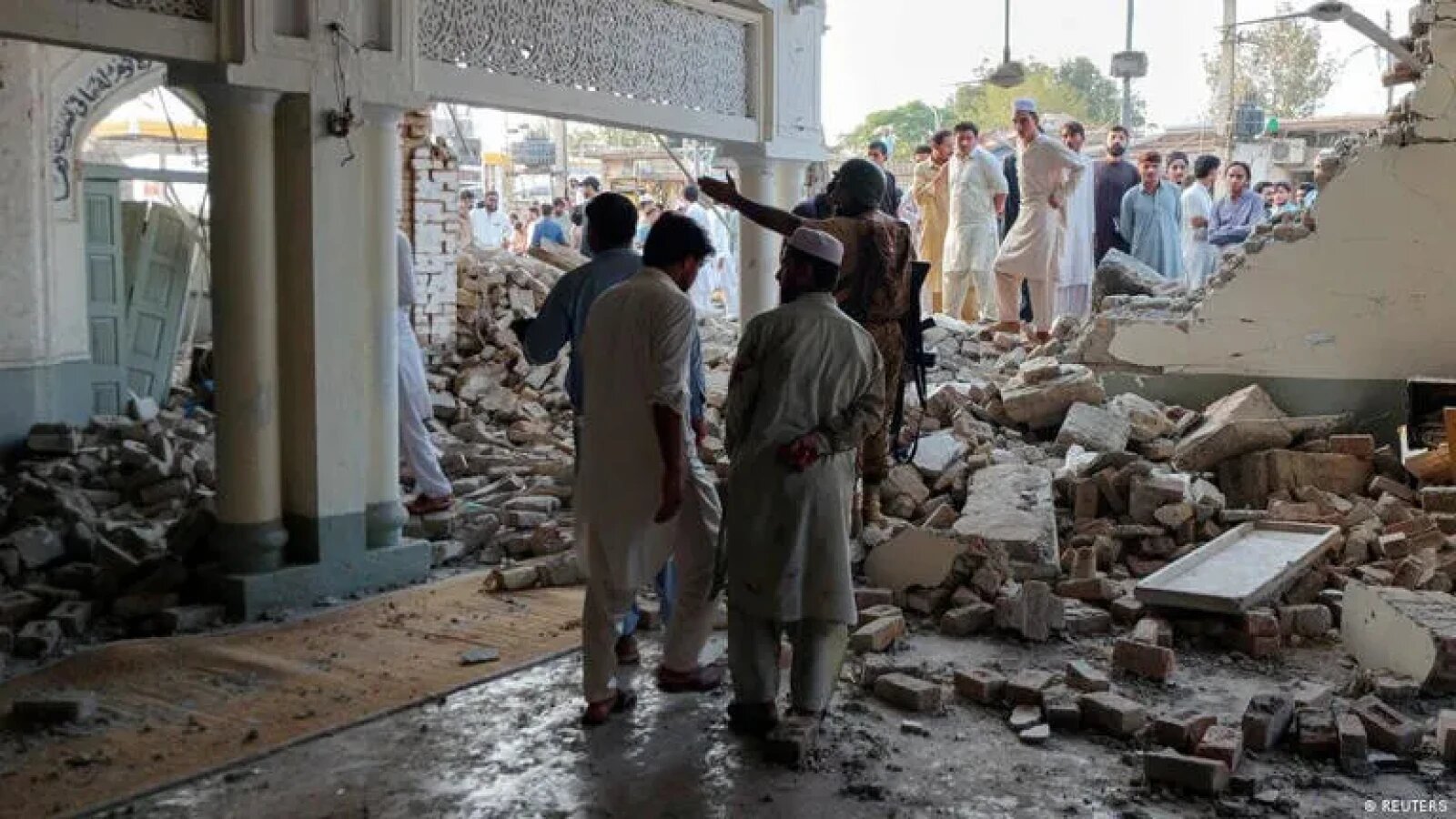 Explozie la intrarea sediului poliției din Kohat în atac sinucigaș Pakistan urmat de schimb de focuri cu talibanii pakistanezi înarmați. | sursa foto: Stiri pe Surse Explozie la intrarea sediului poliției din Kohat în atac sinucigaș Pakistan urmat de schimb de focuri cu talibanii pakistanezi înarmați. | sursa foto: Stiri pe Surse