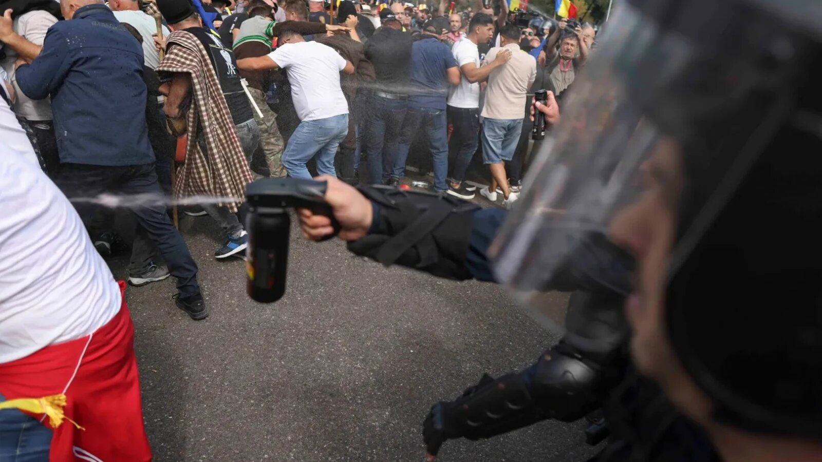 Protestatari agresivi rup baricada Jandarmeriei în fața Guvernului, aruncând obiecte în timpul proteste Guvern cu violențe protestatari. | sursa foto: Stiri pe Surse Protestatari agresivi rup baricada Jandarmeriei în fața Guvernului, aruncând obiecte în timpul proteste Guvern cu violențe protestatari. | sursa foto: Stiri pe Surse