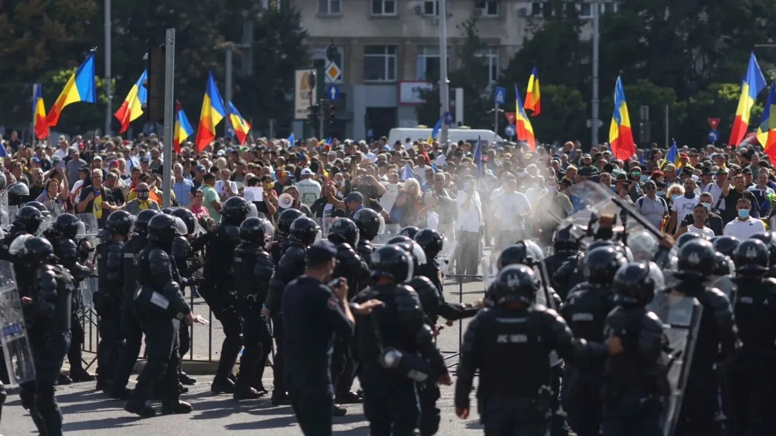 Polițiști în echipament tactic efectuează percheziții domiciliare în dosarul instigatorilor protestului violent din Piața Victoriei, cu violențe jandarmi. | sursa foto: Stiri pe Surse Polițiști în echipament tactic efectuează percheziții domiciliare în dosarul instigatorilor protestului violent din Piața Victoriei, cu violențe jandarmi. | sursa foto: Stiri pe Surse