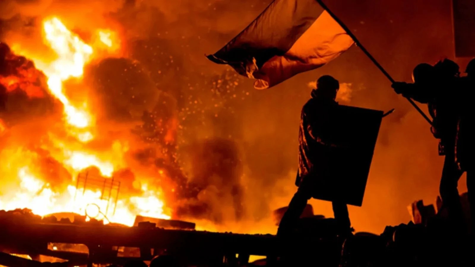 Flăcări și fum ridicându-se de la depozitul Kvartal 95 în timpul intervenției pompierilor după atacuri ucrainene asupra industriei petroliere ruse, rafinării motorină și depozit Kvartal 95. | sursa foto: Stiri pe Surse Flăcări și fum ridicându-se de la depozitul Kvartal 95 în timpul intervenției pompierilor după atacuri ucrainene asupra industriei petroliere ruse, rafinării motorină și depozit Kvartal 95. | sursa foto: Stiri pe Surse