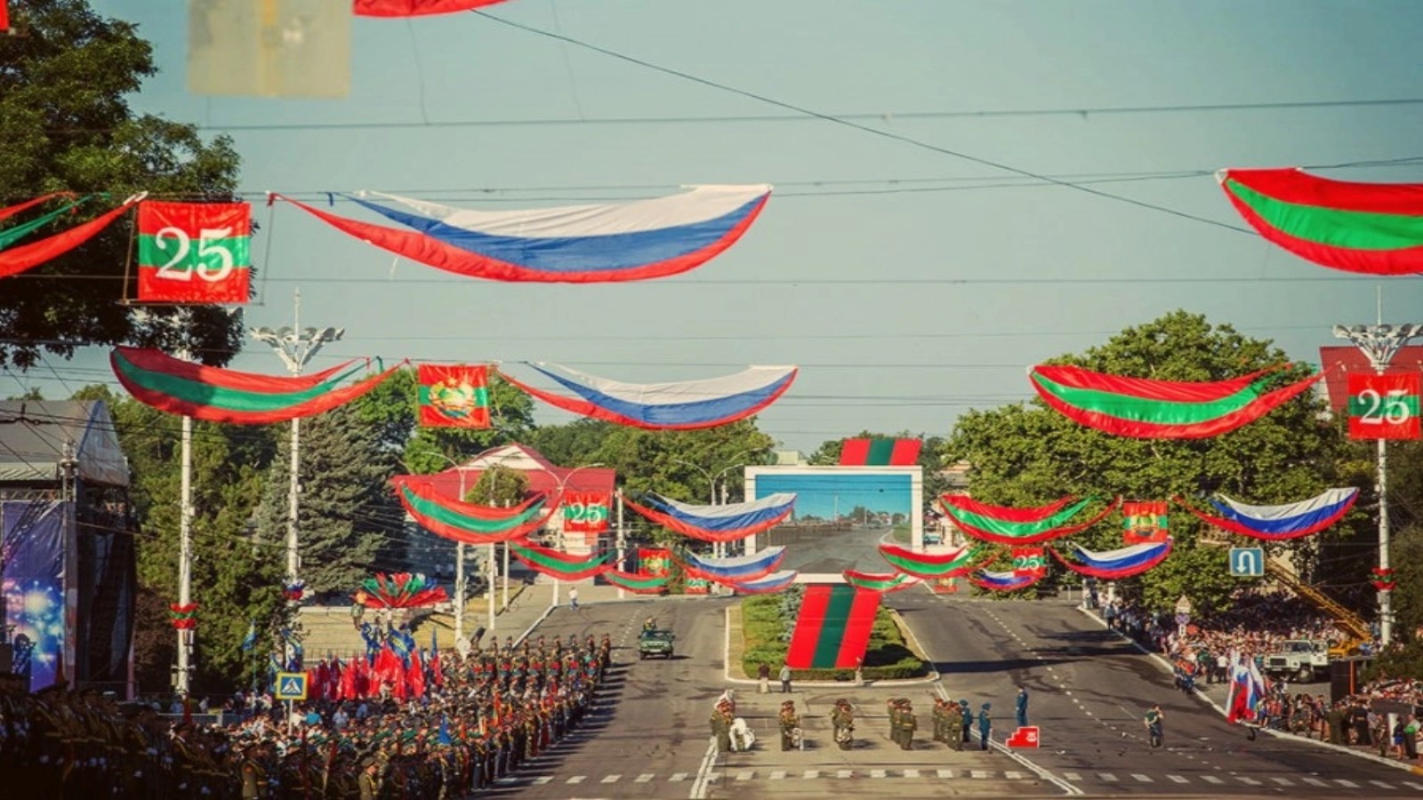 Cozi la una dintre cele 17 secții de votare rusești organizate în Transnistria pentru alegeri, cu cetățeni ruși exercitând dreptul la vot. | sursa foto: Stiri pe Surse Cozi la una dintre cele 17 secții de votare rusești organizate în Transnistria pentru alegeri, cu cetățeni ruși exercitând dreptul la vot. | sursa foto: Stiri pe Surse