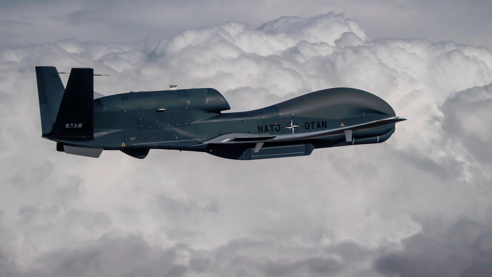 Sistem anti-UAS NATO activat pentru interceptarea unei drone ieftine, evidențiind costuri interceptare și tehnologii anti-UAS moderne. | sursa foto: Stiri pe Surse Sistem anti-UAS NATO activat pentru interceptarea unei drone ieftine, evidențiind costuri interceptare și tehnologii anti-UAS moderne. | sursa foto: Stiri pe Surse