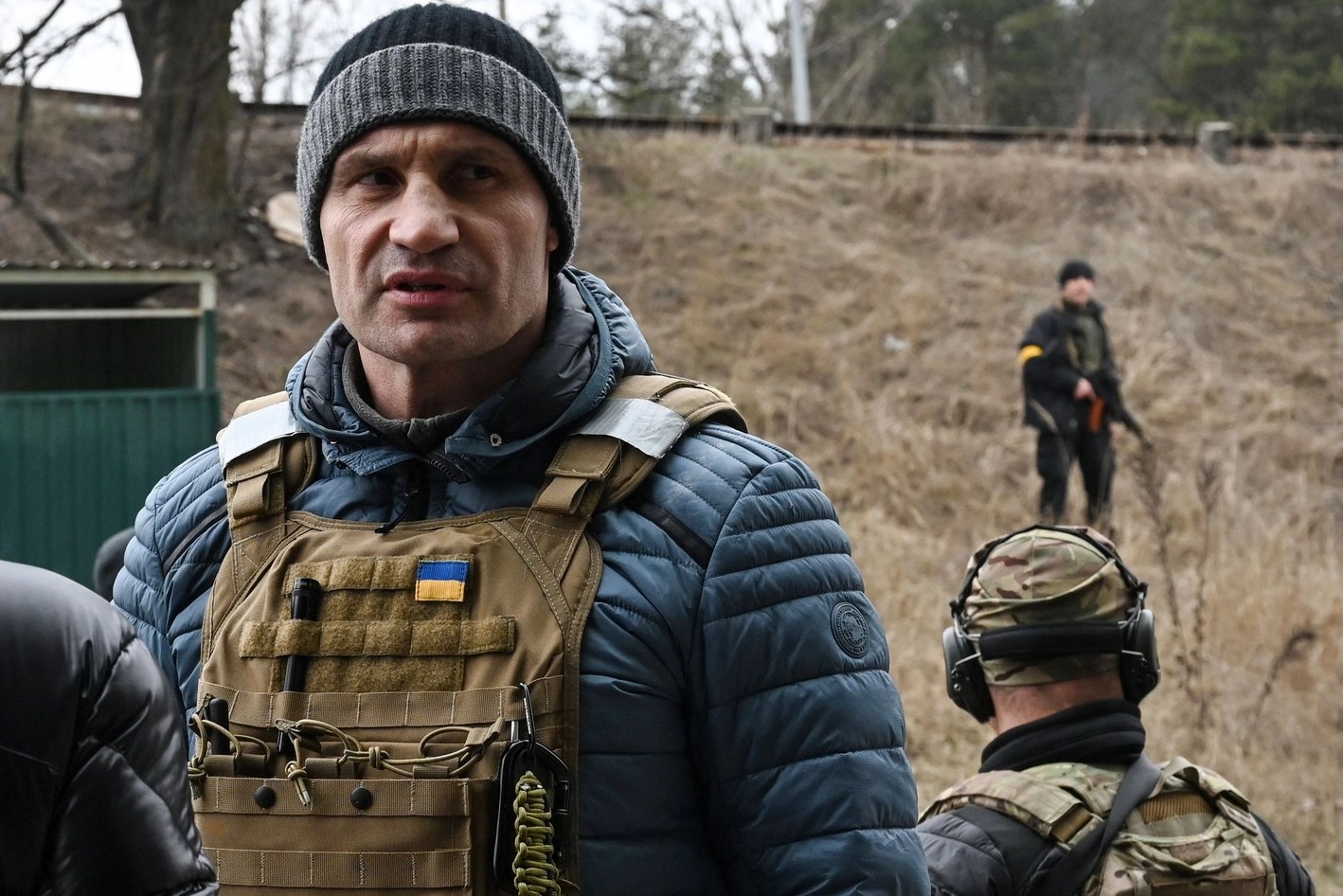 Blocuri de apartamente din Kiev afectate de atacuri rusești, cu ferestre sparte și străzi goale în timpul exodului și crizei energetice | sursa foto: Stiri pe Surse Blocuri de apartamente din Kiev afectate de atacuri rusești, cu ferestre sparte și străzi goale în timpul exodului și crizei energetice | sursa foto: Stiri pe Surse