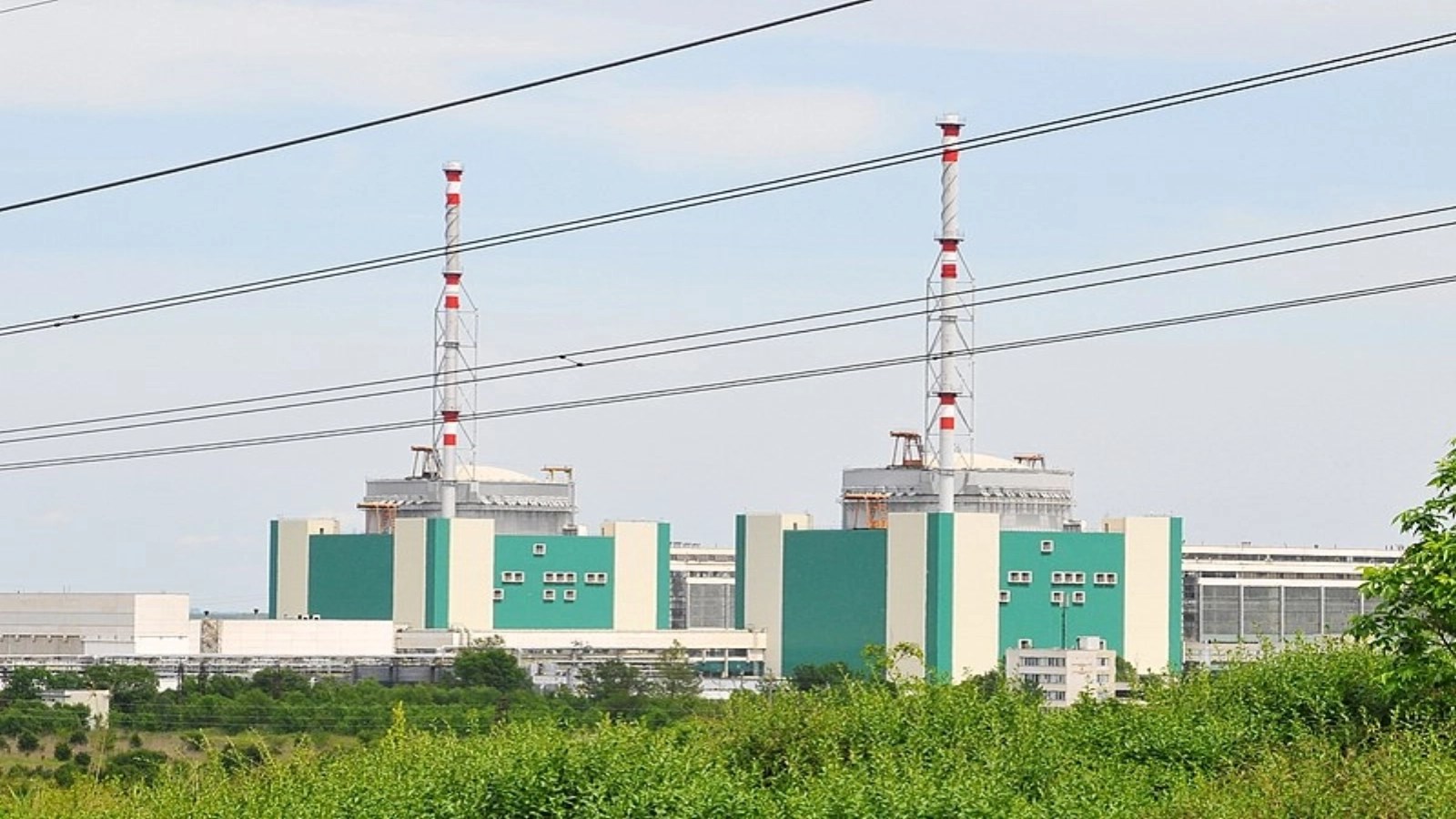 Vedere aeriană a centralei nucleare Kozlodui pe malul Dunării cu debit scăzut, afectând criza energetică Europa Centrală din cauza secetei. | sursa foto: Stiri pe Surse Vedere aeriană a centralei nucleare Kozlodui pe malul Dunării cu debit scăzut, afectând criza energetică Europa Centrală din cauza secetei. | sursa foto: Stiri pe Surse
