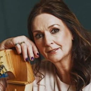 Moya Brennan cântând alături de trupa Clannad pe scenă, reprezentând muzica celtică tradițională irlandeză. | sursa foto: Viva Moya Brennan cântând alături de trupa Clannad pe scenă, reprezentând muzica celtică tradițională irlandeză. | sursa foto: Viva