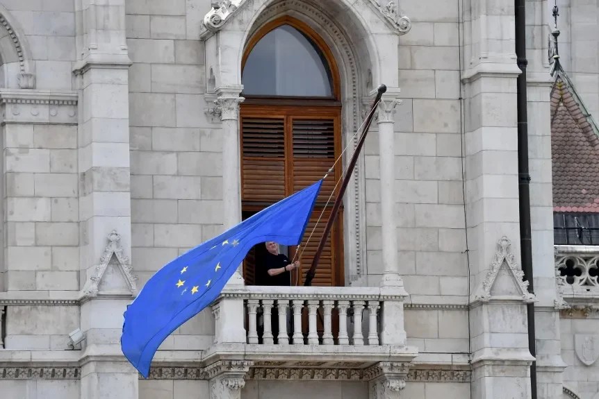 Drapel Uniunea Europeană arborat pe fațada Parlament Budapesta, simbol al schimbării în politica Ungariei față de UE. | sursa foto: Adevarul Drapel Uniunea Europeană arborat pe fațada Parlament Budapesta, simbol al schimbării în politica Ungariei față de UE. | sursa foto: Adevarul