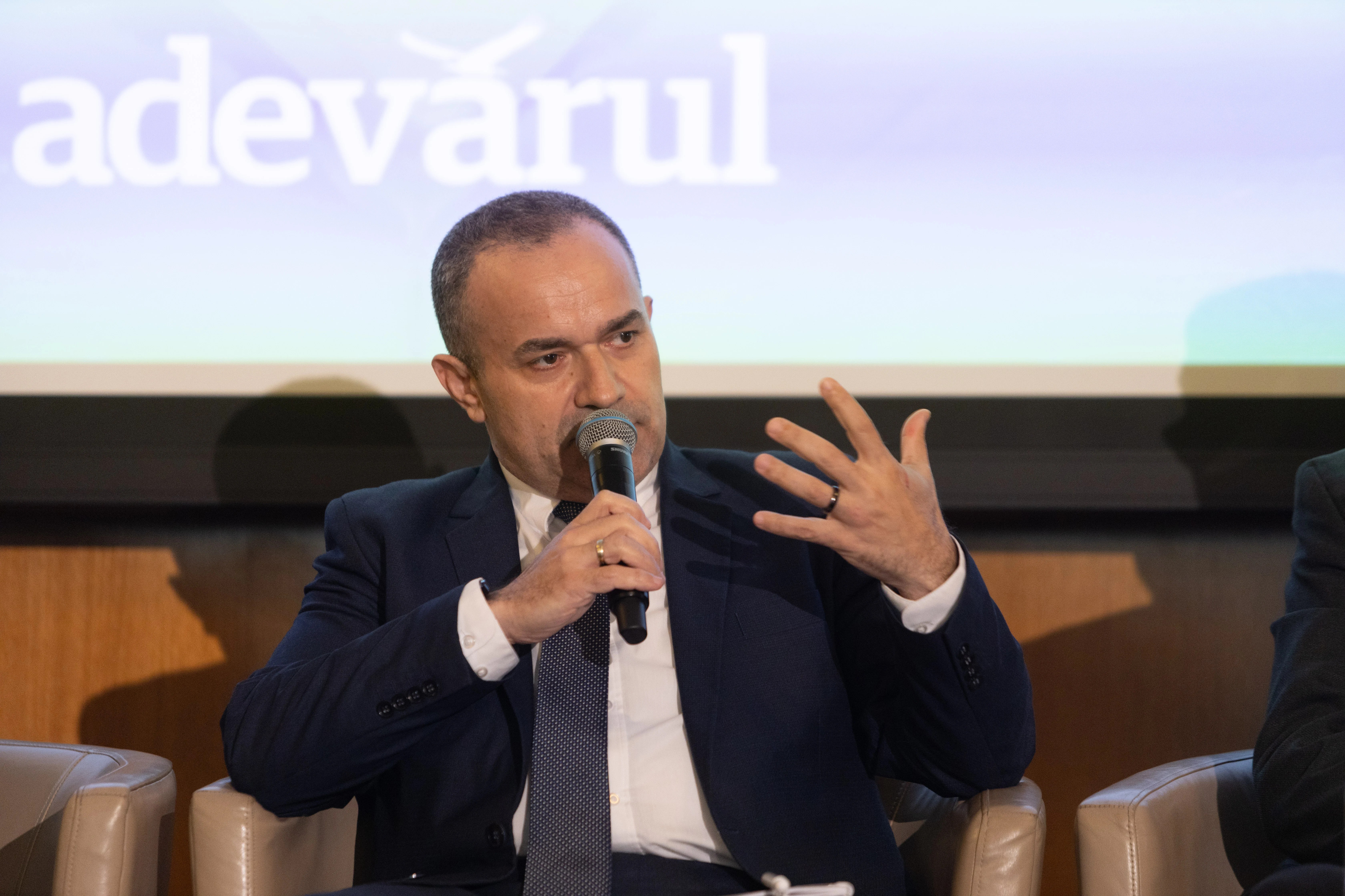 Personal medical în halate albe discutând în holul unui spital modern, evidențiind procesul de acreditare spitale pentru siguranța pacientului și prevenirea infecțiilor nosocomiale. | sursa foto: Adevarul Personal medical în halate albe discutând în holul unui spital modern, evidențiind procesul de acreditare spitale pentru siguranța pacientului și prevenirea infecțiilor nosocomiale. | sursa foto: Adevarul