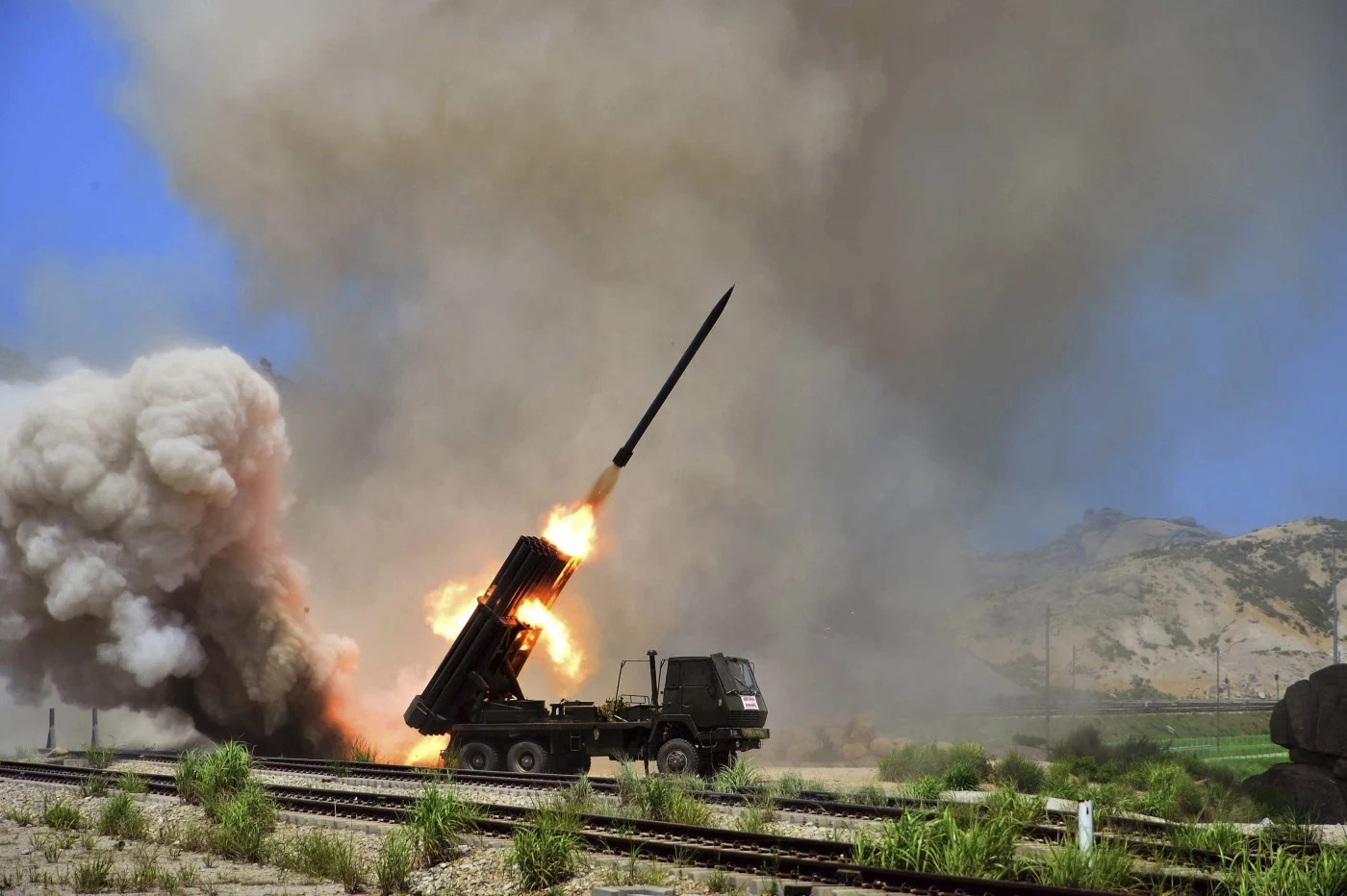 Lansatoare multiple de rachete și obuziere autopropulsate nord-coreene în depozit militar, evidențiind Coreea de Nord muniție, rachete balistice, sisteme artilerie livrate Rusiei. | sursa foto: Adevarul Lansatoare multiple de rachete și obuziere autopropulsate nord-coreene în depozit militar, evidențiind Coreea de Nord muniție, rachete balistice, sisteme artilerie livrate Rusiei. | sursa foto: Adevarul