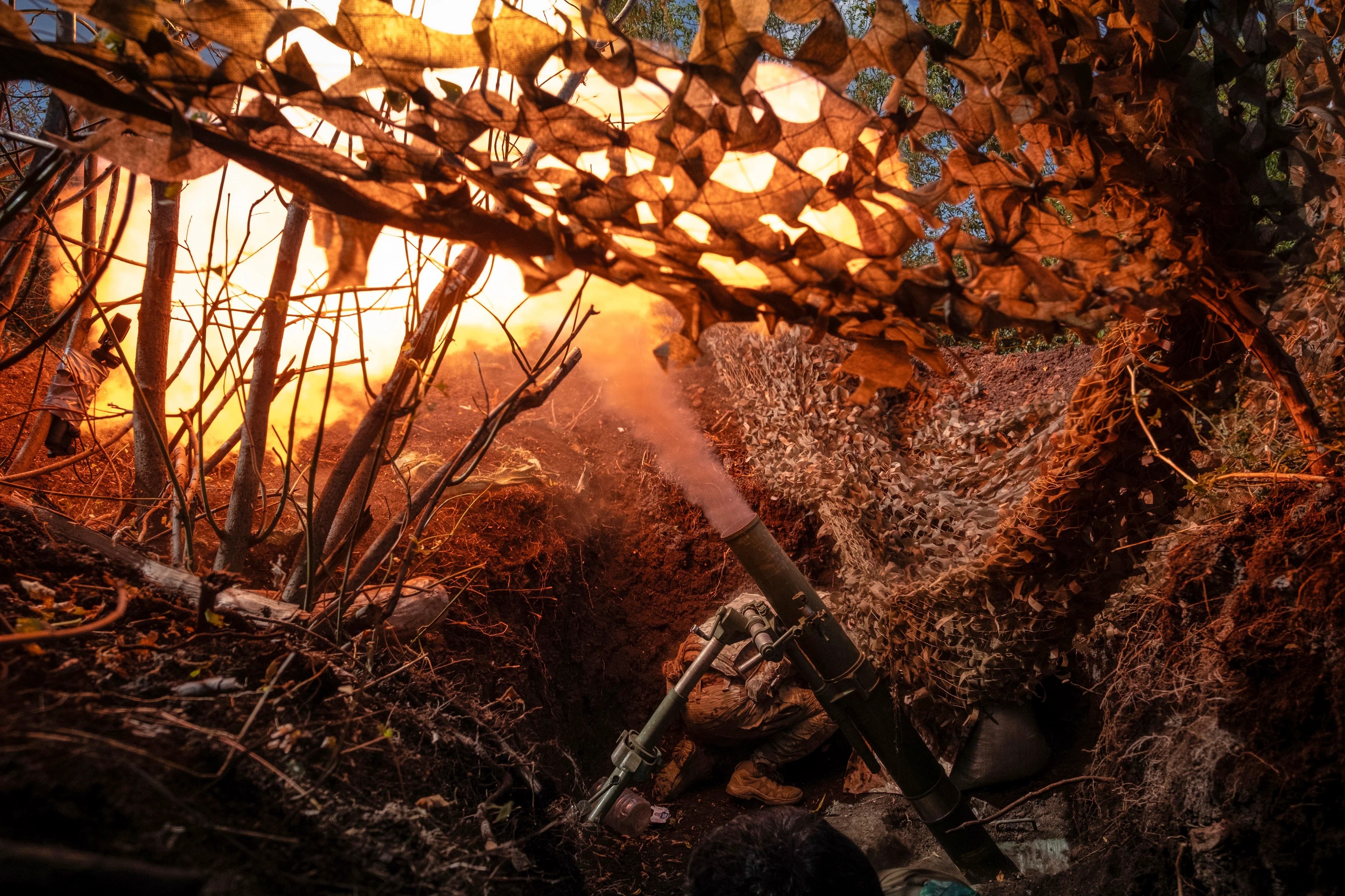 Soldați din armata ucraineană în echipament modern, folosind tehnologie război avansată în timpul unui exercițiu de reforme militare. | sursa foto: Adevarul Soldați din armata ucraineană în echipament modern, folosind tehnologie război avansată în timpul unui exercițiu de reforme militare. | sursa foto: Adevarul