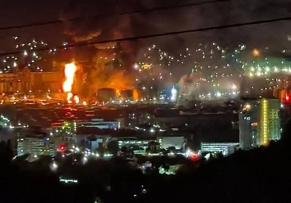 Terminalul de păcură din portul comercial Novorossiisk din Rusia cu flăcări și fum gros după atac drone Novorossiisk în noaptea de 9 septembrie. | sursa foto: Adevarul Terminalul de păcură din portul comercial Novorossiisk din Rusia cu flăcări și fum gros după atac drone Novorossiisk în noaptea de 9 septembrie. | sursa foto: Adevarul