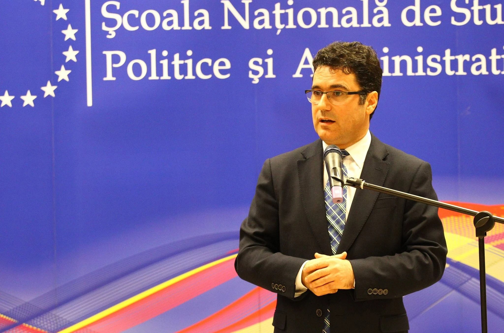 Adrian Veștea premier în timpul unei conferințe de presă, discutând criza politică și poziția AUR privind alegerile anticipate în România. | sursa foto: Adevarul Adrian Veștea premier în timpul unei conferințe de presă, discutând criza politică și poziția AUR privind alegerile anticipate în România. | sursa foto: Adevarul